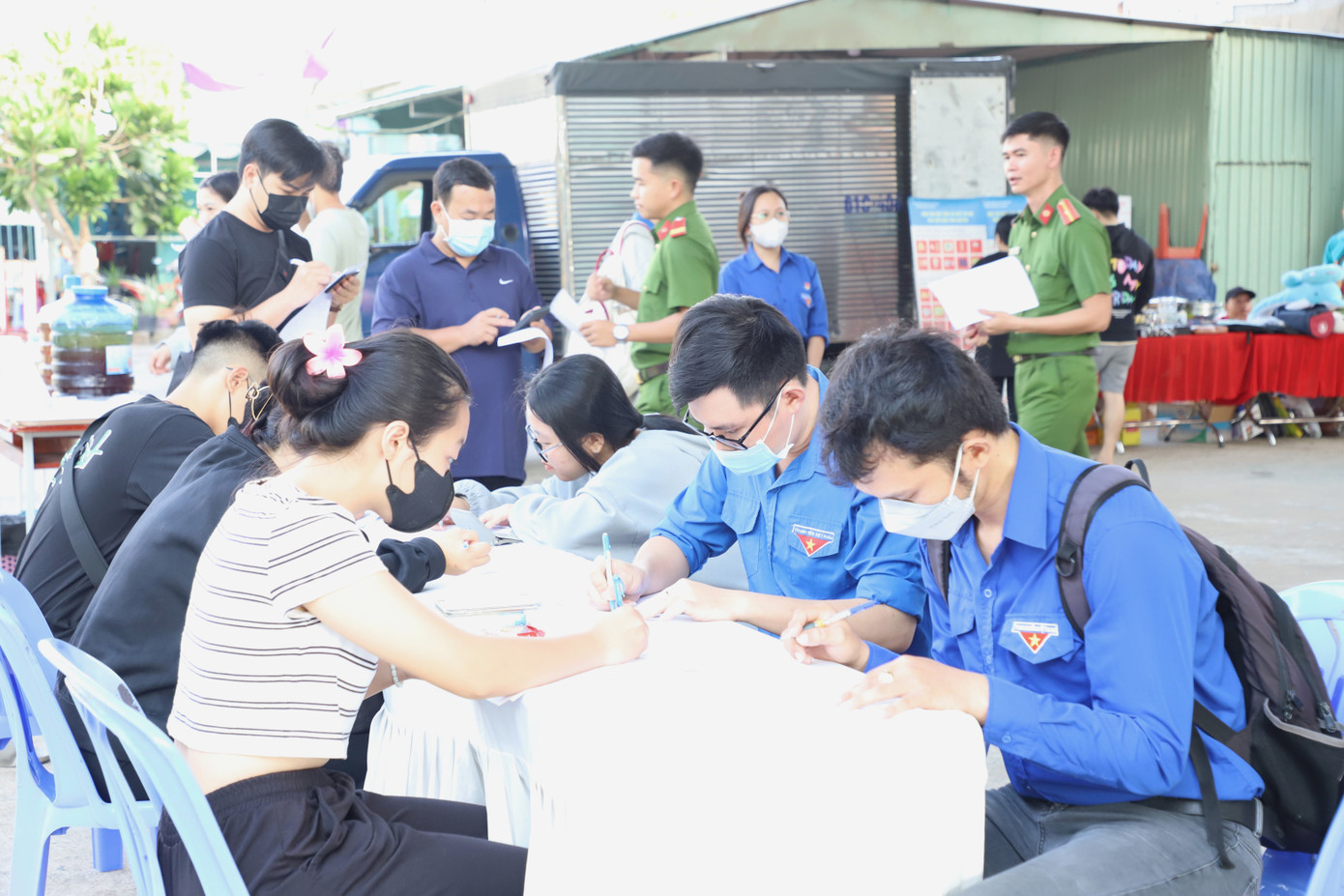 Tại TP Thủ Đức, từ sáng sớm, đông đảo bạn trẻ đã tập trung tại Nhà thiếu nhi TP Thủ Đức (phường Hiệp Phú) để tham gia chương trình hiến máu tình nguyện. Tại TP Thủ Đức, từ sáng sớm, đông đảo bạn trẻ đã tập trung tại Nhà thiếu nhi TP Thủ Đức (phường Hiệp Phú) để tham gia chương trình hiến máu tình nguyện.