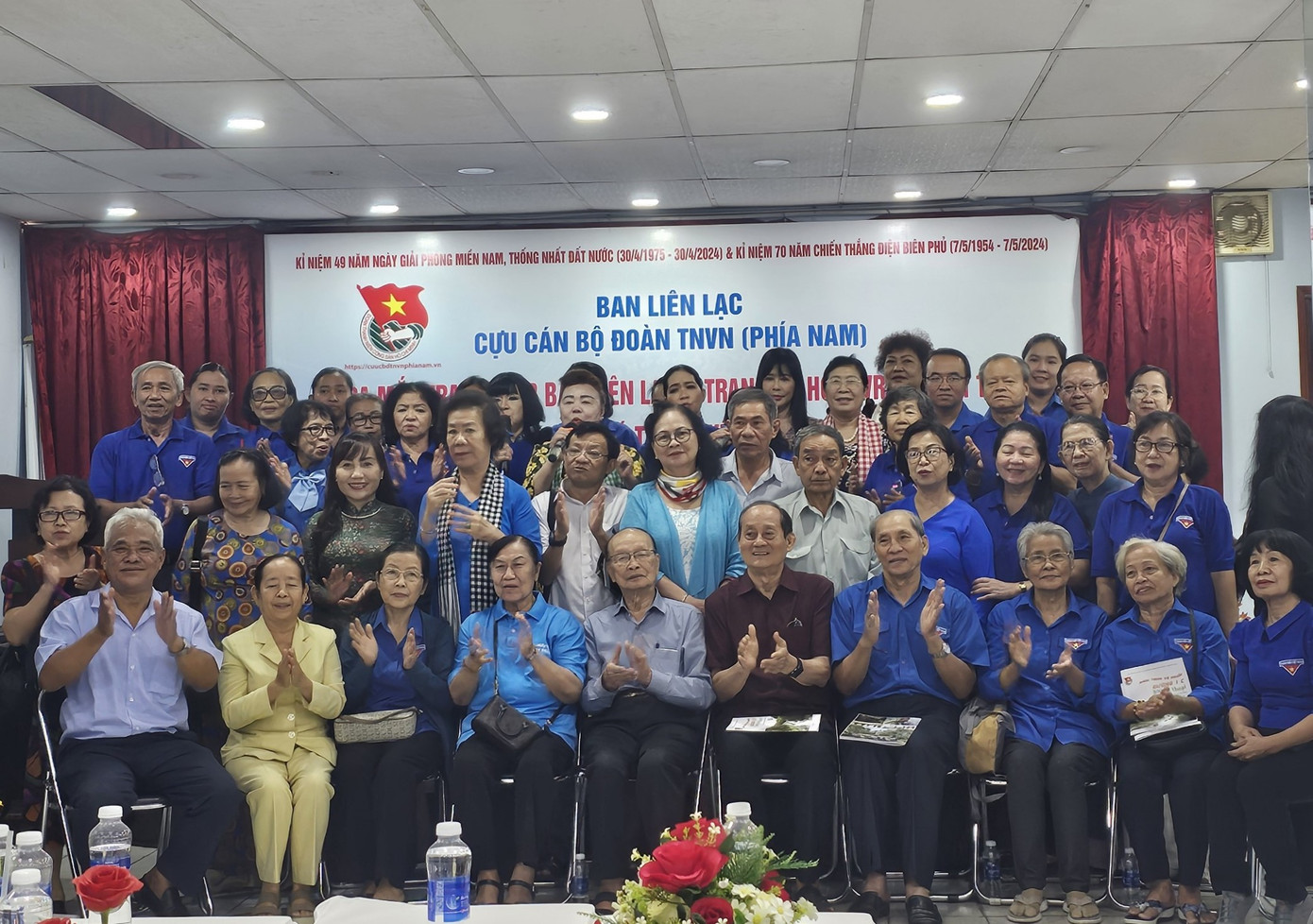 Các cựu cán bộ Đoàn phía Nam tại buổi họp ra mắt website về Ban Liên lạc và trang số hóa đường 1C. Ảnh: Thu Hoài