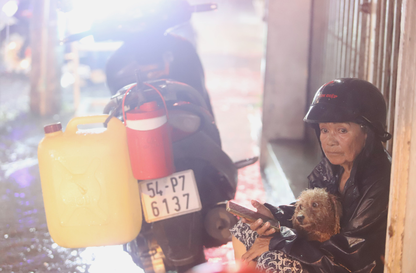 Khi chạy đến đoạn đường gần cổng Đình Phong Phú, xe máy của một phụ nữ lớn tuổi bị chết máy khiến bà phải nhờ người thân đến hỗ trợ. "Khu vực này như cái lòng chảo, cứ mưa to là ngập. Phải làm đường thì mới cải thiện được", bà nói với phóng viên trong lúc chờ con đến "cứu viện".