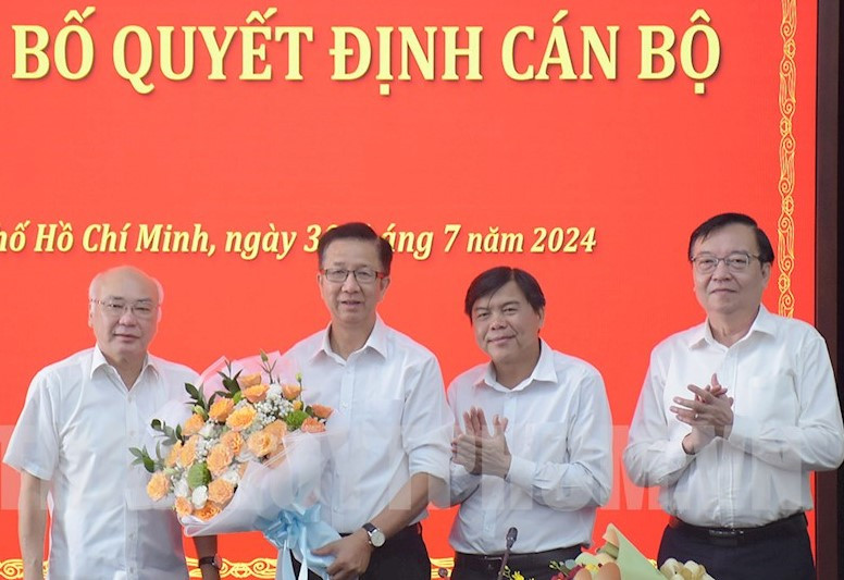 Lãnh đạo Ban Tuyên giáo Thành ủy TPHCM cùng ông Phạm Đức Hải tại buổi lễ. Ảnh: Thành ủy TPHCM Lãnh đạo Ban Tuyên giáo Thành ủy TPHCM cùng ông Phạm Đức Hải tại buổi lễ. Ảnh: Thành ủy TPHCM