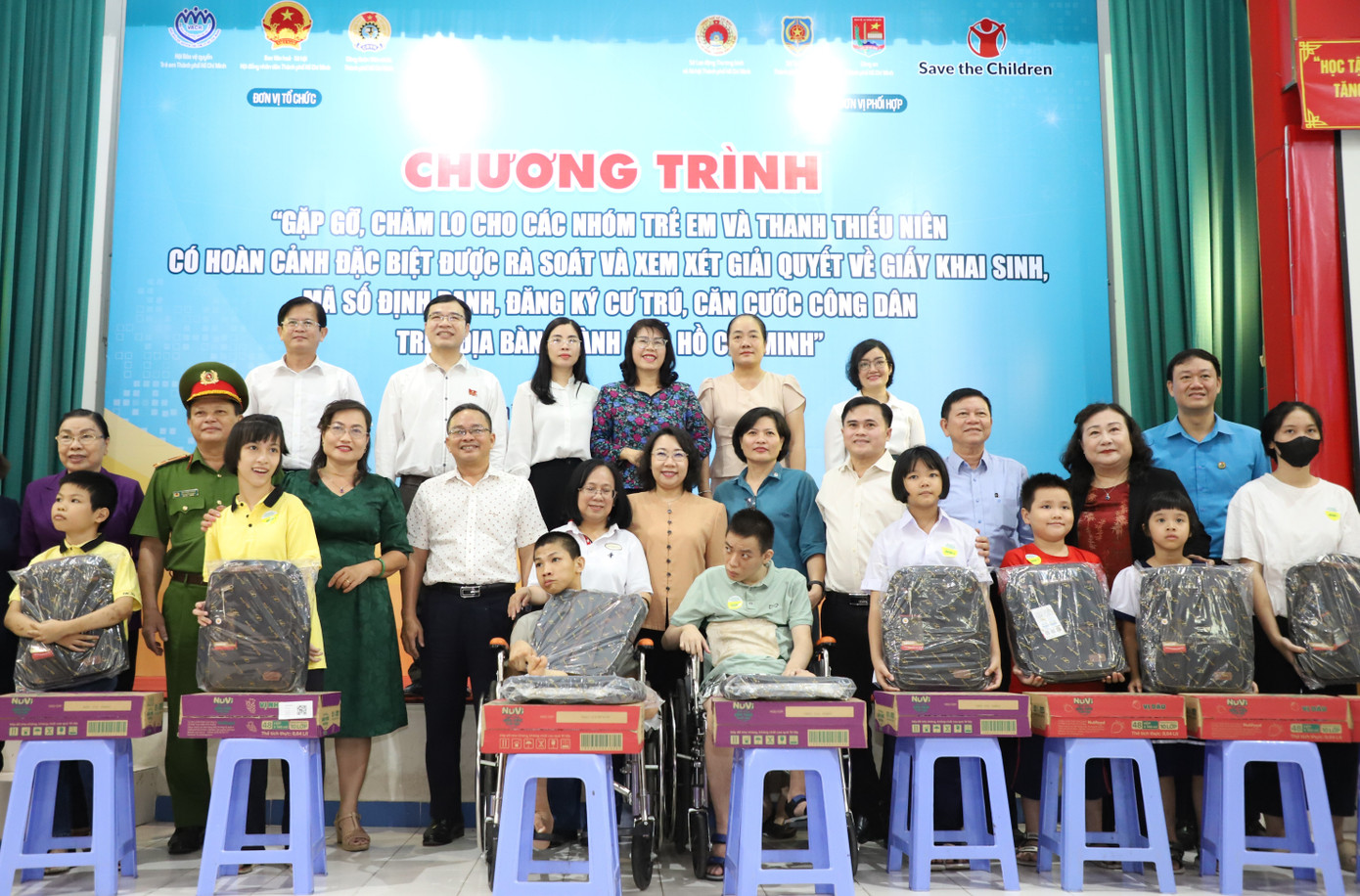 Lãnh đạo TPHCM cùng các đơn vị tặng các phần quà bảo trợ cho các em nhỏ.