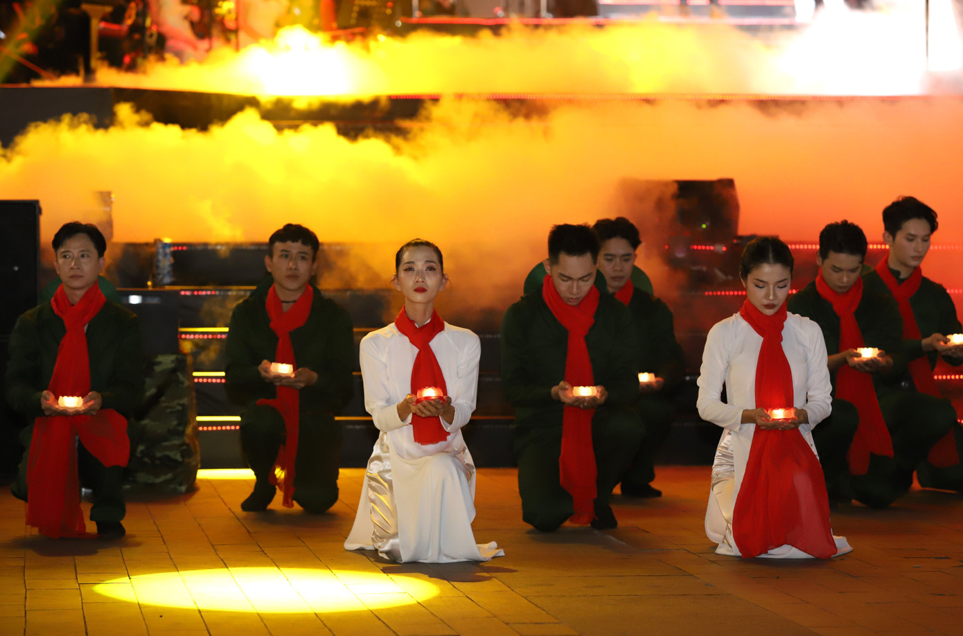 Đất nước mãi tôn vinh người lính Bộ đội Cụ Hồ với những phẩm chất cao đẹp vì nhân dân quên mình, vì nhân dân hy sinh. Đất nước mãi tôn vinh người lính Bộ đội Cụ Hồ với những phẩm chất cao đẹp vì nhân dân quên mình, vì nhân dân hy sinh.