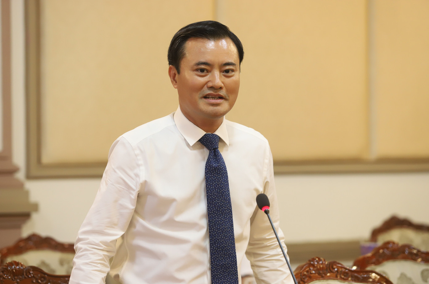 Ông Bùi Xuân Cường giao nhiệm vụ cho tân Phó Giám đốc Ban Quản lý dự án đầu tư xây dựng các công trình giao thông TPHCM. Ảnh: Ngô Tùng Ông Bùi Xuân Cường giao nhiệm vụ cho tân Phó Giám đốc Ban Quản lý dự án đầu tư xây dựng các công trình giao thông TPHCM. Ảnh: Ngô Tùng