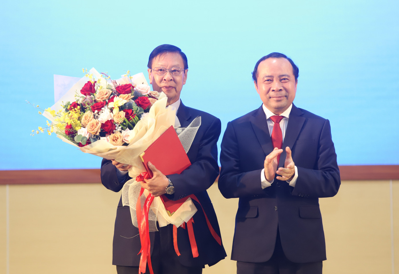 Giám đốc ĐHQG TPHCM Vũ Hải Quân trao quyết định Hiệu trưởng danh dự Trường Đại học Khoa học Sức khỏe. Ảnh: Ngô Tùng Giám đốc ĐHQG TPHCM Vũ Hải Quân trao quyết định Hiệu trưởng danh dự Trường Đại học Khoa học Sức khỏe. Ảnh: Ngô Tùng