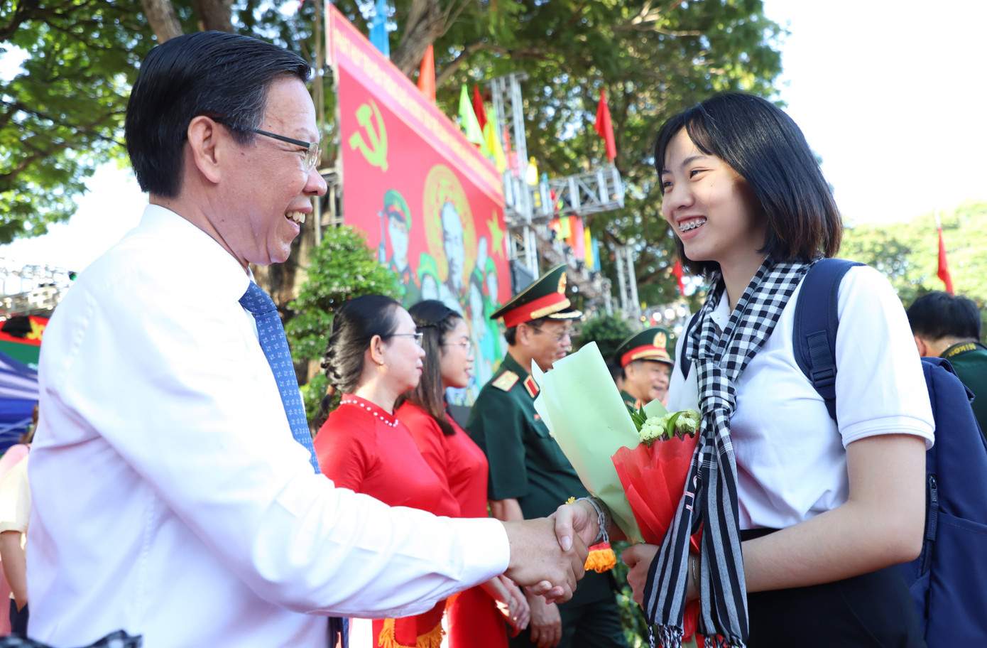 Chủ tịch UBND TPHCM Phan Văn Mãi chúc mừng nữ tân binh Nguyễn Vũ Xuân Mai, 23 tuổi, ngụ TP.Thủ Đức. Xuân Mai tình nguyện nhập ngũ để tiếp bước truyền thống gia đình, khi có bố là một bác sĩ quân y. Chủ tịch UBND TPHCM Phan Văn Mãi chúc mừng nữ tân binh Nguyễn Vũ Xuân Mai, 23 tuổi, ngụ TP.Thủ Đức. Xuân Mai tình nguyện nhập ngũ để tiếp bước truyền thống gia đình, khi có bố là một bác sĩ quân y.