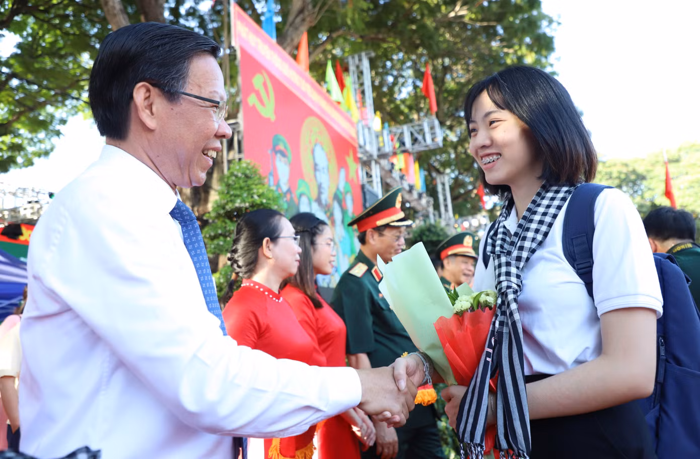 Chủ tịch UBND TPHCM Phan Văn Mãi chúc mừng nữ tân binh Nguyễn Vũ Xuân Mai, 23 tuổi, ngụ TP.Thủ Đức. Xuân Mai tình nguyện nhập ngũ để tiếp bước truyền thống gia đình, khi có bố là một bác sĩ quân y. Chủ tịch UBND TPHCM Phan Văn Mãi chúc mừng nữ tân binh Nguyễn Vũ Xuân Mai, 23 tuổi, ngụ TP.Thủ Đức. Xuân Mai tình nguyện nhập ngũ để tiếp bước truyền thống gia đình, khi có bố là một bác sĩ quân y.