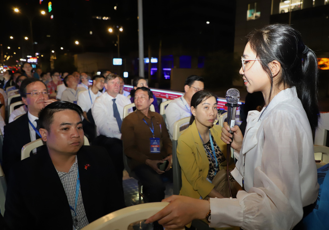 Trên lộ trình di chuyển từ TP. Thủ Đức đến khu vực trung tâm ở quận 1, TPHCM, các vị khách quốc tế đã được hướng dẫn viên giới thiệu, sẻ chia về những danh lam thắng cảnh, những cảnh sắc đặc trưng của thành phố mang tên Chủ tịch Hồ Chí Minh - vị Anh hùng dân tộc, lãnh tụ thiên tài của Đảng và dân tộc Việt Nam.