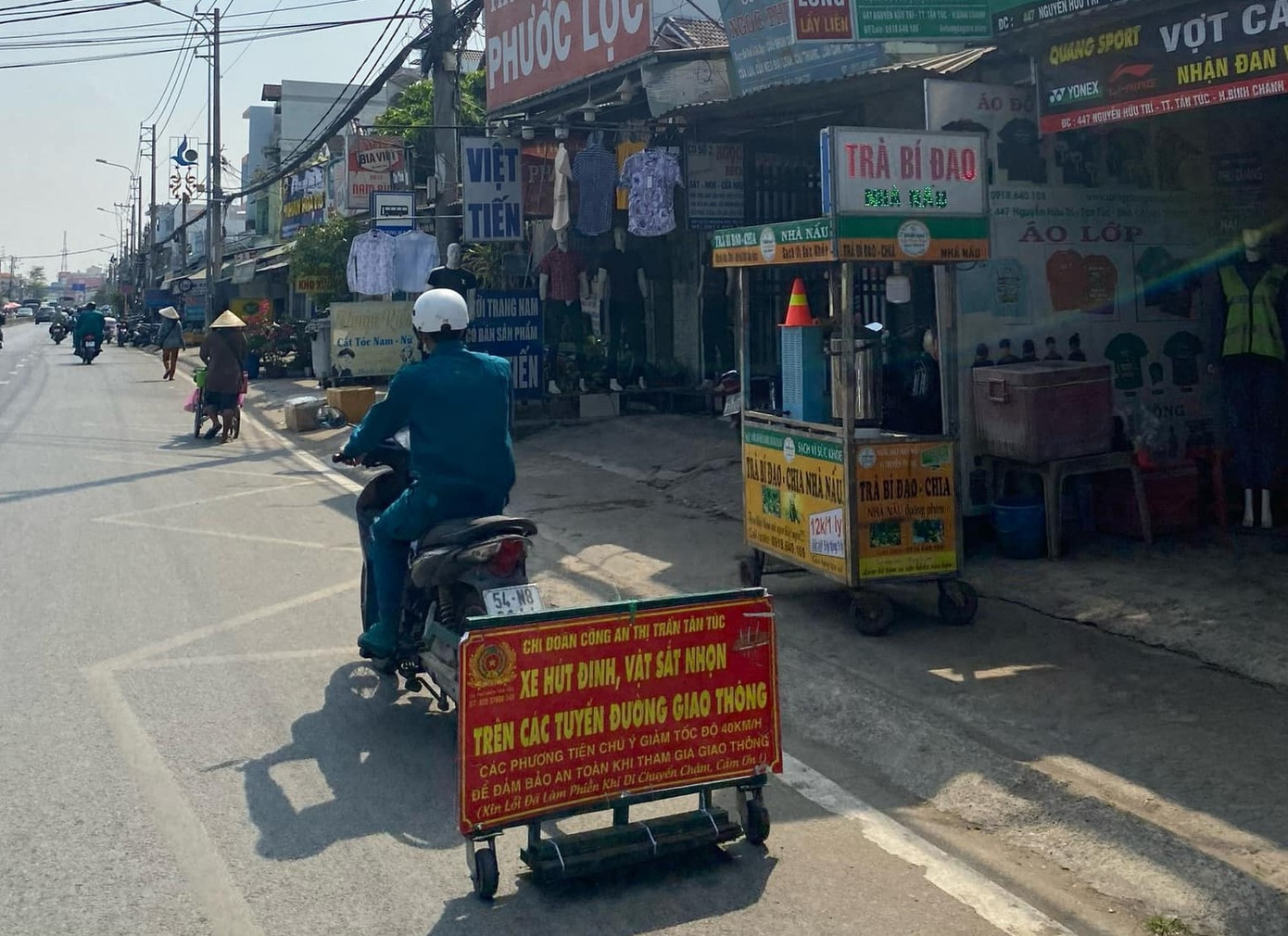Các chi đoàn ở Bình Chánh ra quân hút đinh trên một số tuyến đường nhằm đem lại sự an toàn cho người dân lưu thông. Ảnh: Tuổi trẻ Bình Chánh
