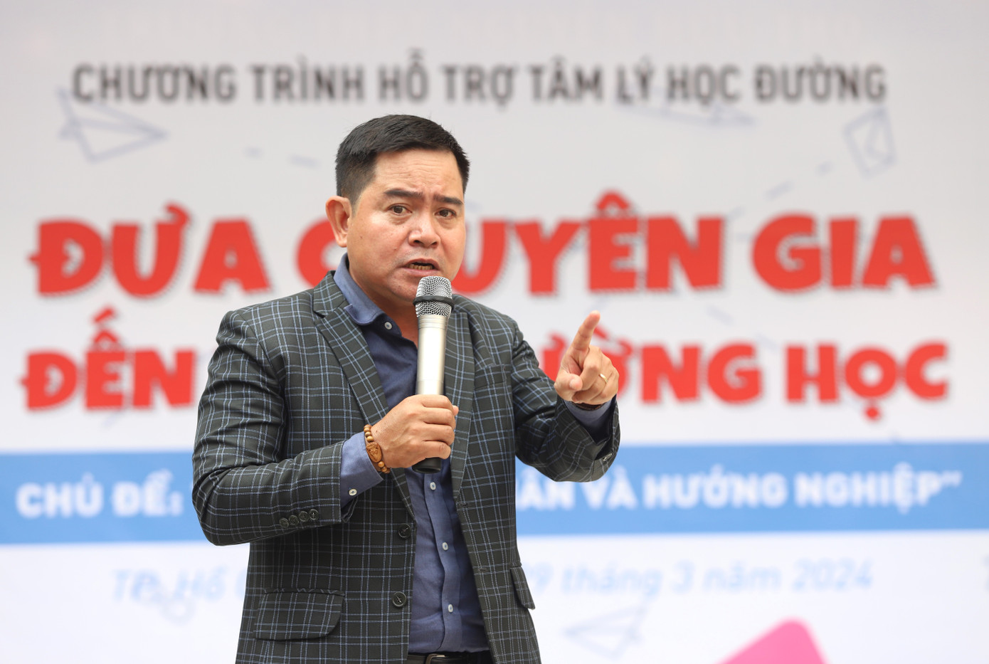 TS Nguyễn Hữu Long chia sẻ với các bạn học sinh cách chọn ngành, chọn nghề hiệu quả. Ảnh: Ngô Tùng TS Nguyễn Hữu Long chia sẻ với các bạn học sinh cách chọn ngành, chọn nghề hiệu quả. Ảnh: Ngô Tùng