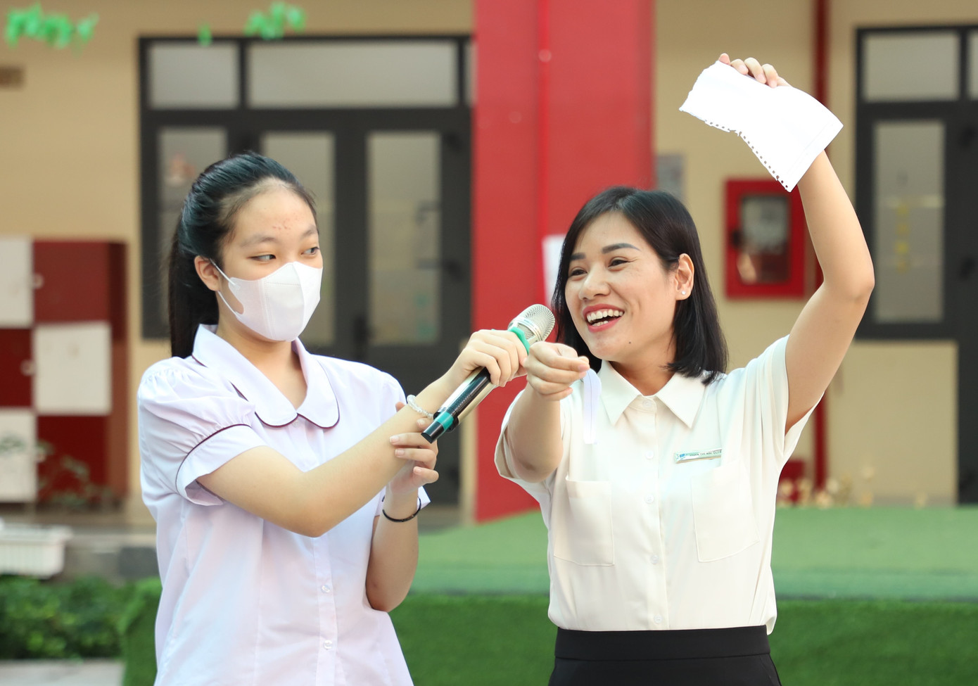 ThS Mai Quyên trò chuyện, tư vấn cùng các bạn học sinh trường Ngô Thời Nhiệm. Ảnh: Ngô Tùng