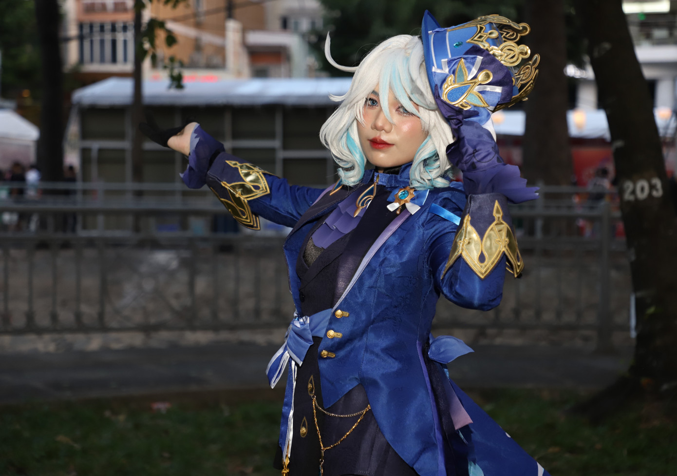 Dem (nữ sinh lớp 10 ở TPHCM) cho biết bản thân đã chơi cosplay từ năm 2023. "Em yêu thích bộ môn này từ lâu rồi nhưng từ năm ngoái đam mê quá nên bắt đầu chơi. Trước nay, thông qua mạng xã hội cũng như đi đường nhìn thấy các anh chị cos đẹp quá nên em cũng tham gia cho vui", Dem chia sẻ và cho biết thường tham gia cosplay vào những dịp lễ hội hoặc các nhóm, hội có chung đam mê tổ chức offline (họp mặt).