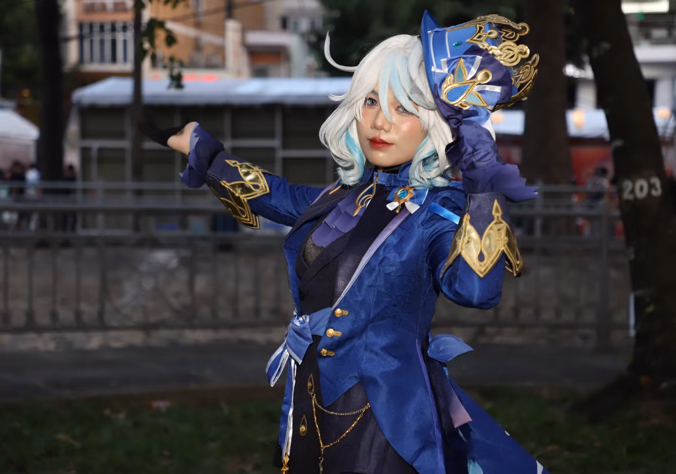 Dem (nữ sinh lớp 10 ở TPHCM) cho biết bản thân đã chơi cosplay từ năm 2023. "Em yêu thích bộ môn này từ lâu rồi nhưng từ năm ngoái đam mê quá nên bắt đầu chơi. Trước nay, thông qua mạng xã hội cũng như đi đường nhìn thấy các anh chị cos đẹp quá nên em cũng tham gia cho vui", Dem chia sẻ và cho biết thường tham gia cosplay vào những dịp lễ hội hoặc các nhóm, hội có chung đam mê tổ chức offline (họp mặt).