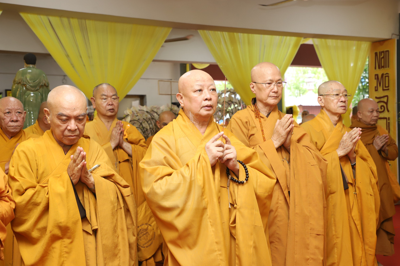 Hòa thượng Thích Lệ Trang, Trưởng ban Nghi lễ Trung ương GHPGVN, Trưởng ban Trị sự GHPGVN TPHCM cùng chư tôn đức Ban Trị sự GHPGVN TPHCM tác bạch trước kim quan Hòa thượng Thích Huệ Trí.