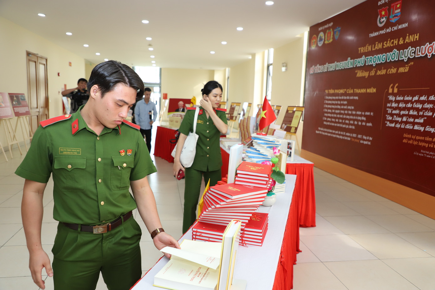 Cán bộ, chiến sĩ lực lượng vũ trang TPHCM xem các ấn phẩm về cố Tổng Bí thư. Cán bộ, chiến sĩ lực lượng vũ trang TPHCM xem các ấn phẩm về cố Tổng Bí thư.