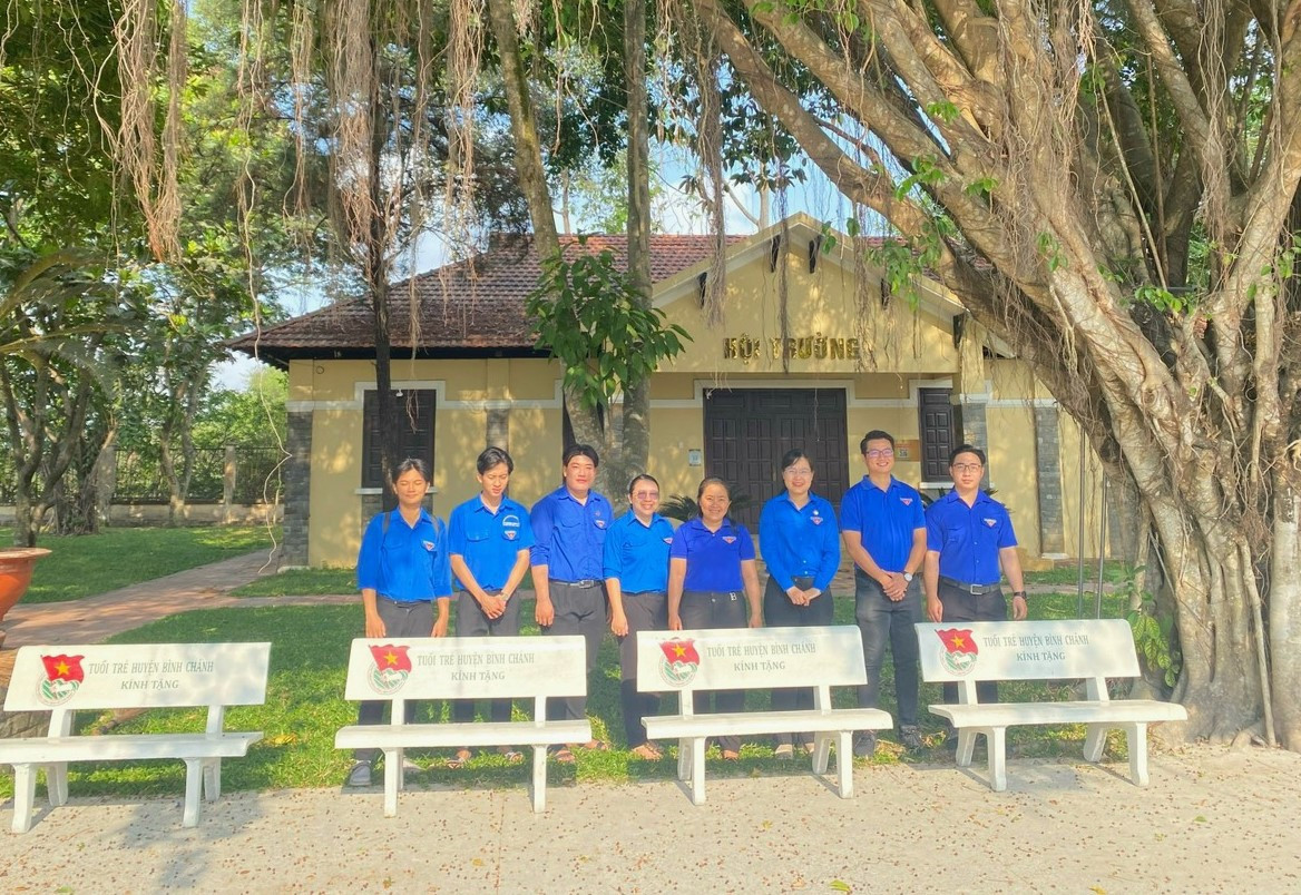 Đoàn viên, thanh niên trên địa bàn huyện Bình Chánh trao tặng 16 ghế đá tại các khu di tích, lịch sử. Đoàn viên, thanh niên trên địa bàn huyện Bình Chánh trao tặng 16 ghế đá tại các khu di tích, lịch sử.