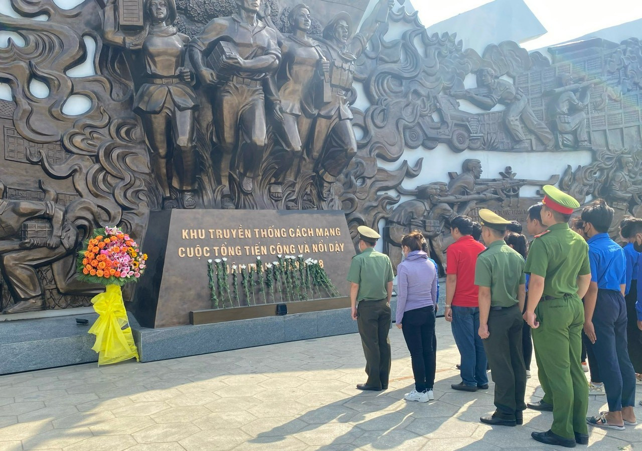 Cùng với đó, Huyện Đoàn tổ chức hành trình "Bình Chánh tôi yêu", dâng hương tại các khu di tích lịch sử trên địa bàn huyện. Cùng với đó, Huyện Đoàn tổ chức hành trình "Bình Chánh tôi yêu", dâng hương tại các khu di tích lịch sử trên địa bàn huyện.