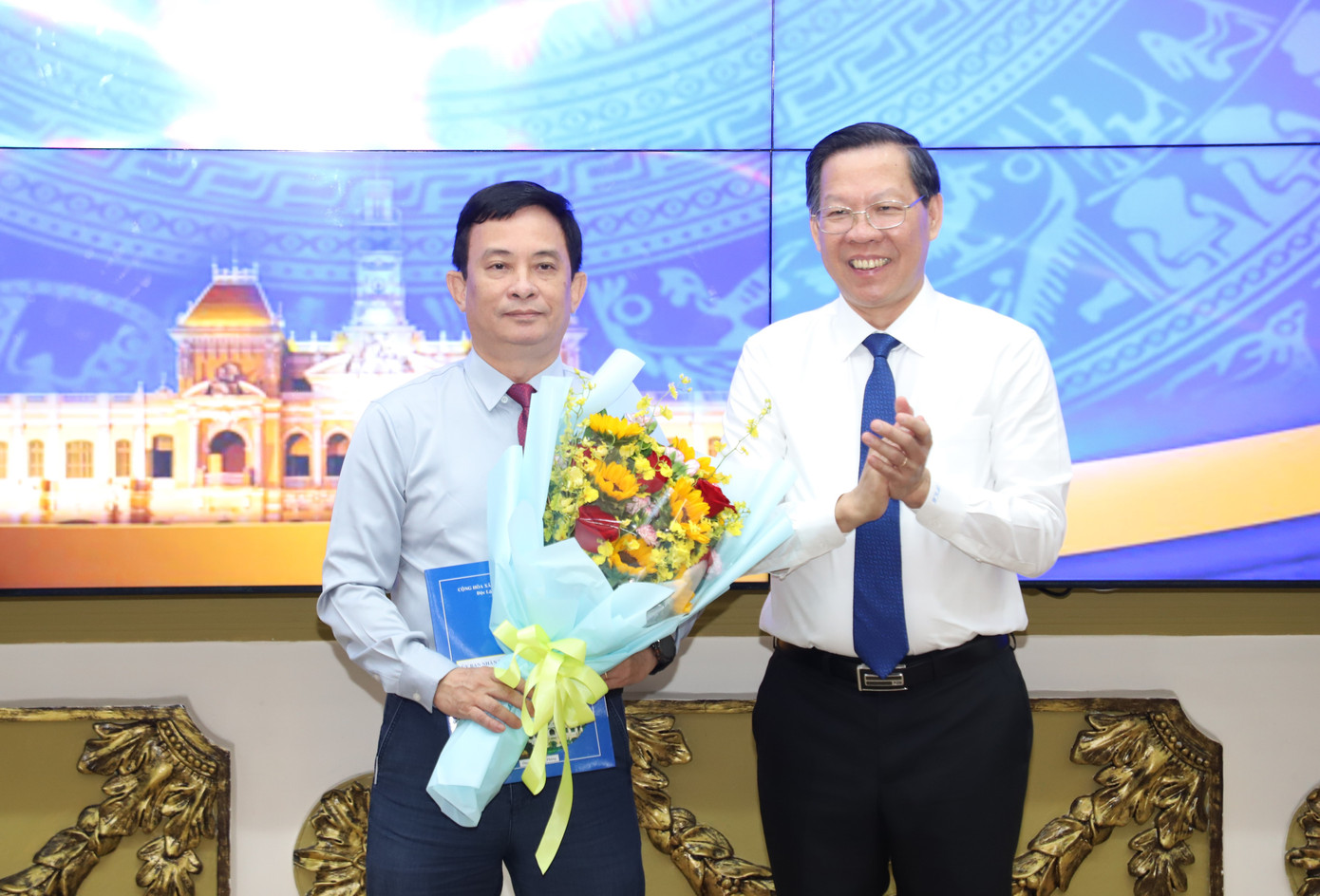 Chủ tịch UBND TPHCM trao quyết định cho ông Nguyễn Kỳ Phùng.