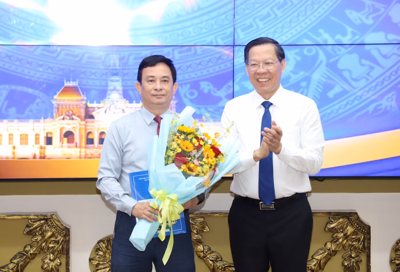 Chủ tịch UBND TPHCM trao quyết định cho ông Nguyễn Kỳ Phùng.