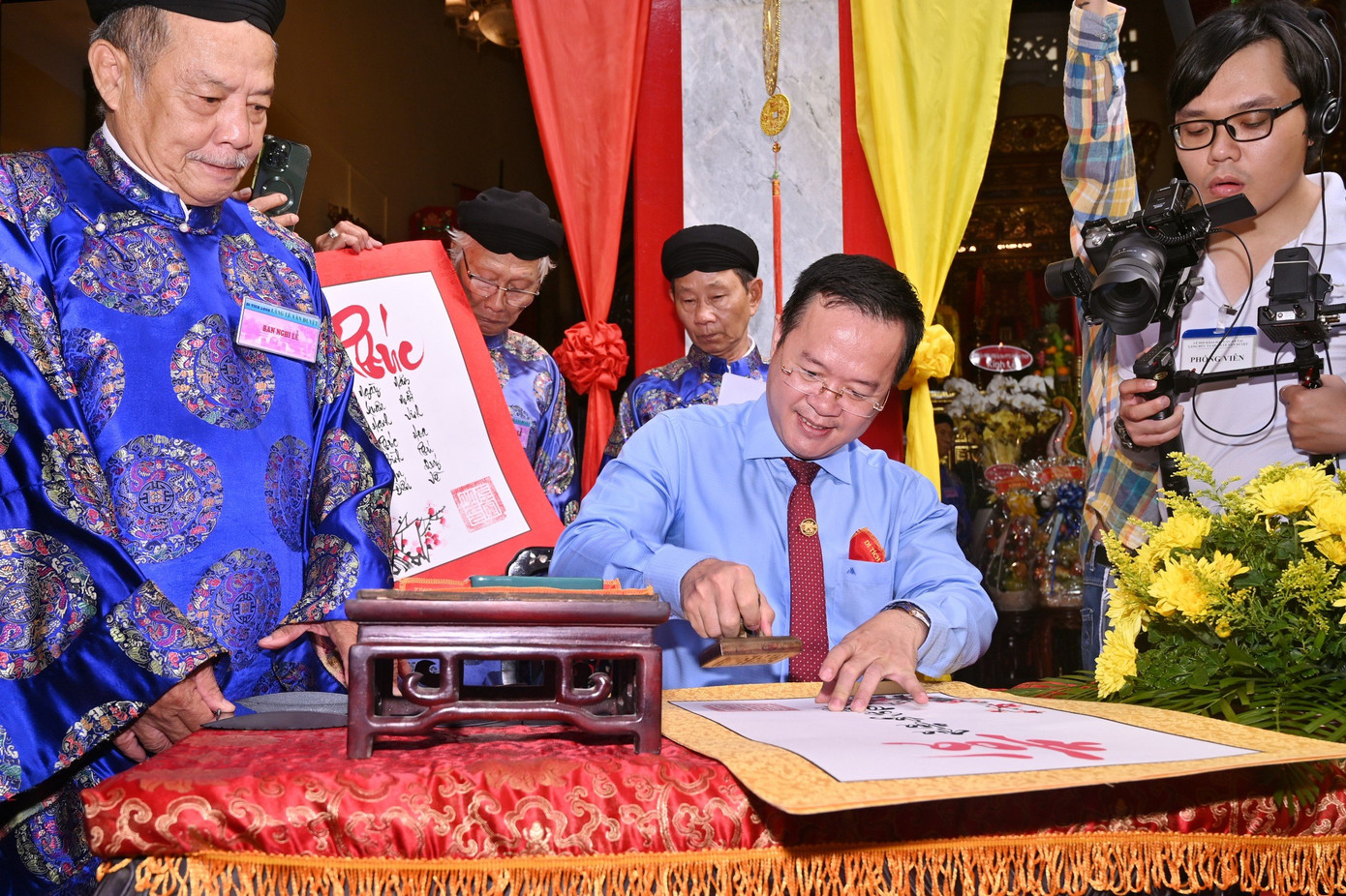 Các vị lãnh đạo thực hiện nghi thức khai ấn đầu năm Giáp Thìn.