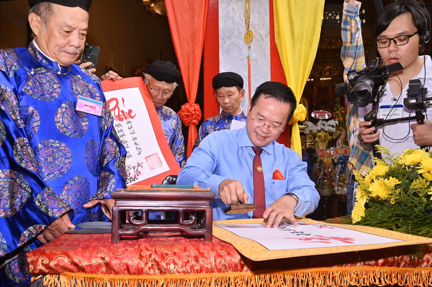 Các vị lãnh đạo thực hiện nghi thức khai ấn đầu năm Giáp Thìn.