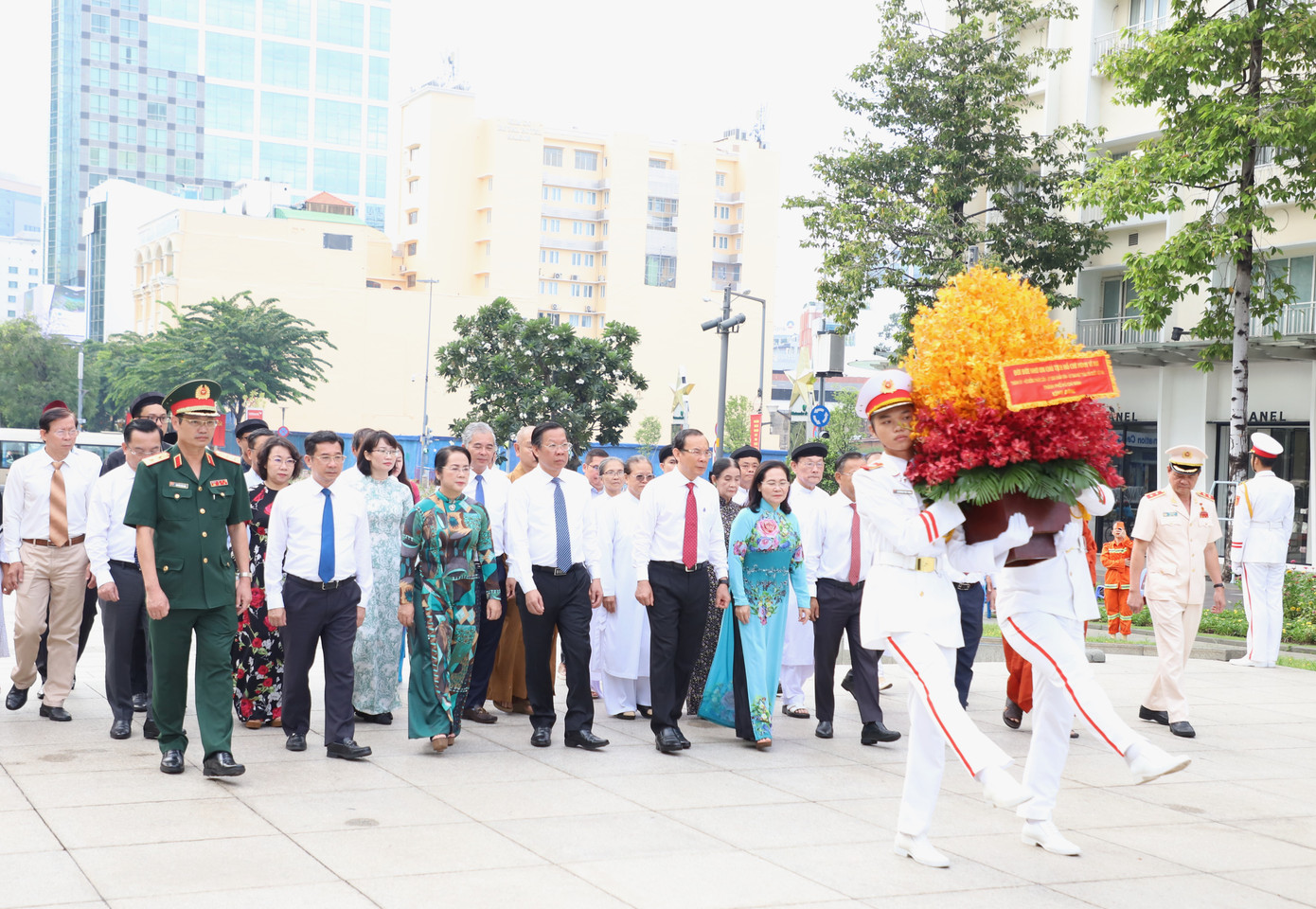 Sáng 31/8, nhân kỷ niệm 79 năm ngày Cách mạng tháng Tám thành công (19/8/1945 - 19/8/2024) và Quốc khánh nước Cộng hòa xã hội chủ nghĩa Việt Nam (2/9/1945 - 2/9/2024), đoàn đại biểu Thành ủy - HĐND - UBND - Ủy ban MTTQ Việt Nam TPHCM do Ủy viên Bộ Chính trị, Bí thư Thành ủy TPHCM Nguyễn Văn Nên làm trưởng đoàn, đã đến dâng hoa tưởng niệm Chủ tịch Hồ Chí Minh tại công viên Tượng đài Người trên Phố đi bộ Nguyễn Huệ, quận 1. Ảnh: Ngô Tùng