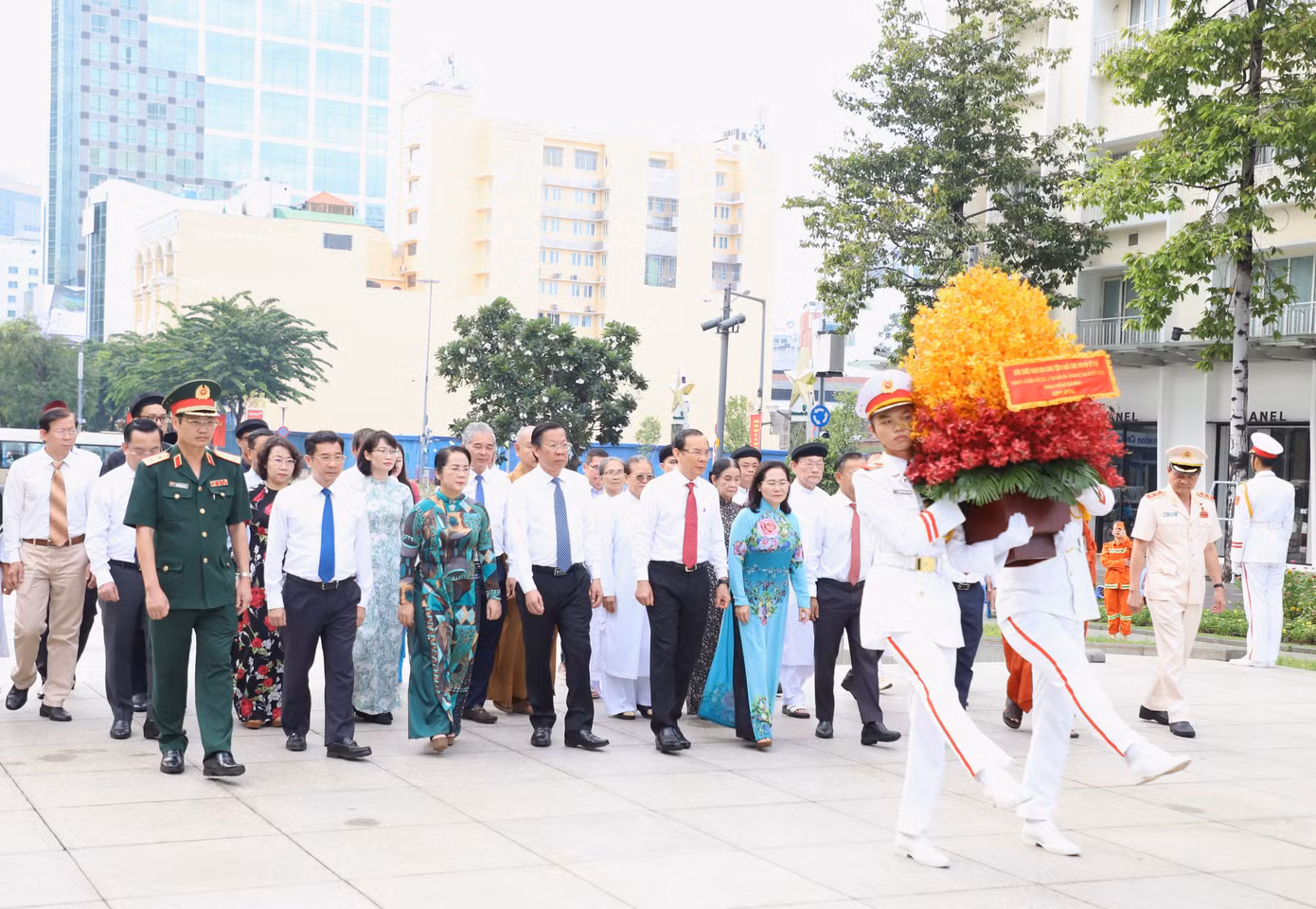 Sáng 31/8, nhân kỷ niệm 79 năm ngày Cách mạng tháng Tám thành công (19/8/1945 - 19/8/2024) và Quốc khánh nước Cộng hòa xã hội chủ nghĩa Việt Nam (2/9/1945 - 2/9/2024), đoàn đại biểu Thành ủy - HĐND - UBND - Ủy ban MTTQ Việt Nam TPHCM do Ủy viên Bộ Chính trị, Bí thư Thành ủy TPHCM Nguyễn Văn Nên làm trưởng đoàn, đã đến dâng hoa tưởng niệm Chủ tịch Hồ Chí Minh tại công viên Tượng đài Người trên Phố đi bộ Nguyễn Huệ, quận 1. Ảnh: Ngô Tùng