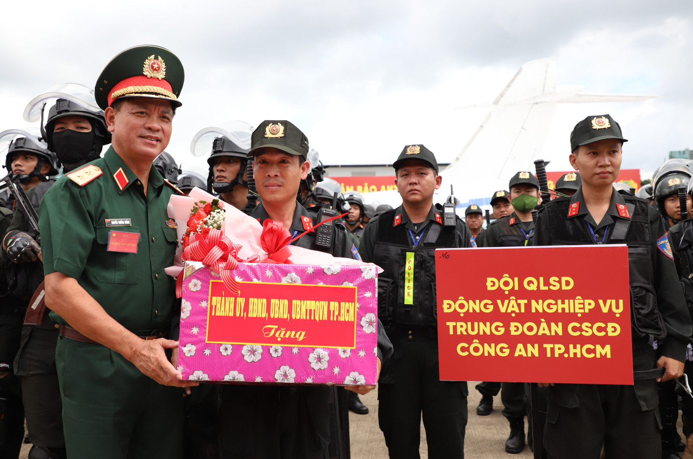 Trung tướng Nguyễn Trường Thắng, Tư lệnh Quân khu 7, Trưởng ban Ban Chỉ đạo Diễn tập TP-24 trao quà cho các đơn vị tham gia thực hành diễn tập.