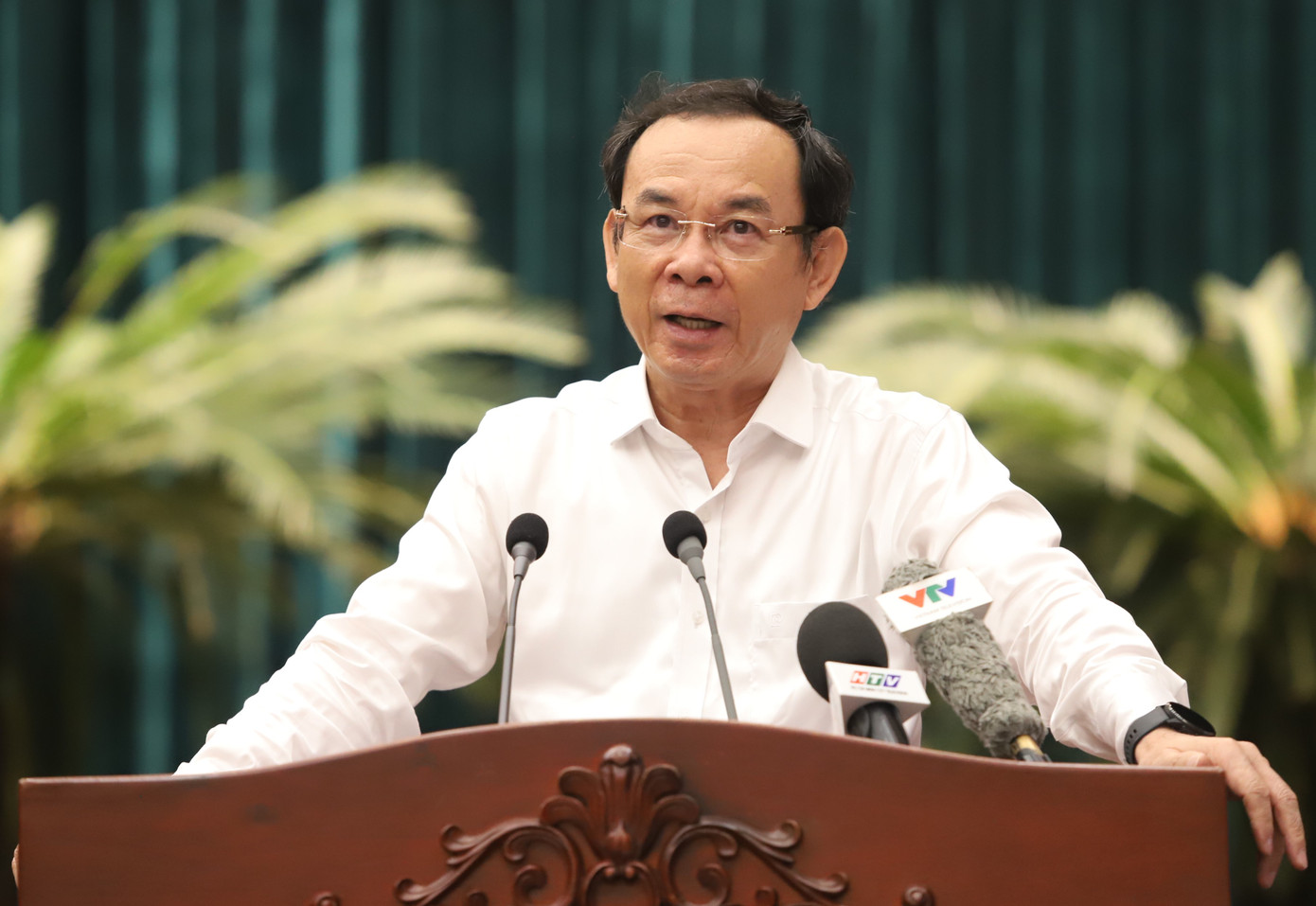 Bí thư Thành ủy TPHCM Nguyễn Văn Nên trao đổi tại hội nghị. Ảnh: Ngô Tùng