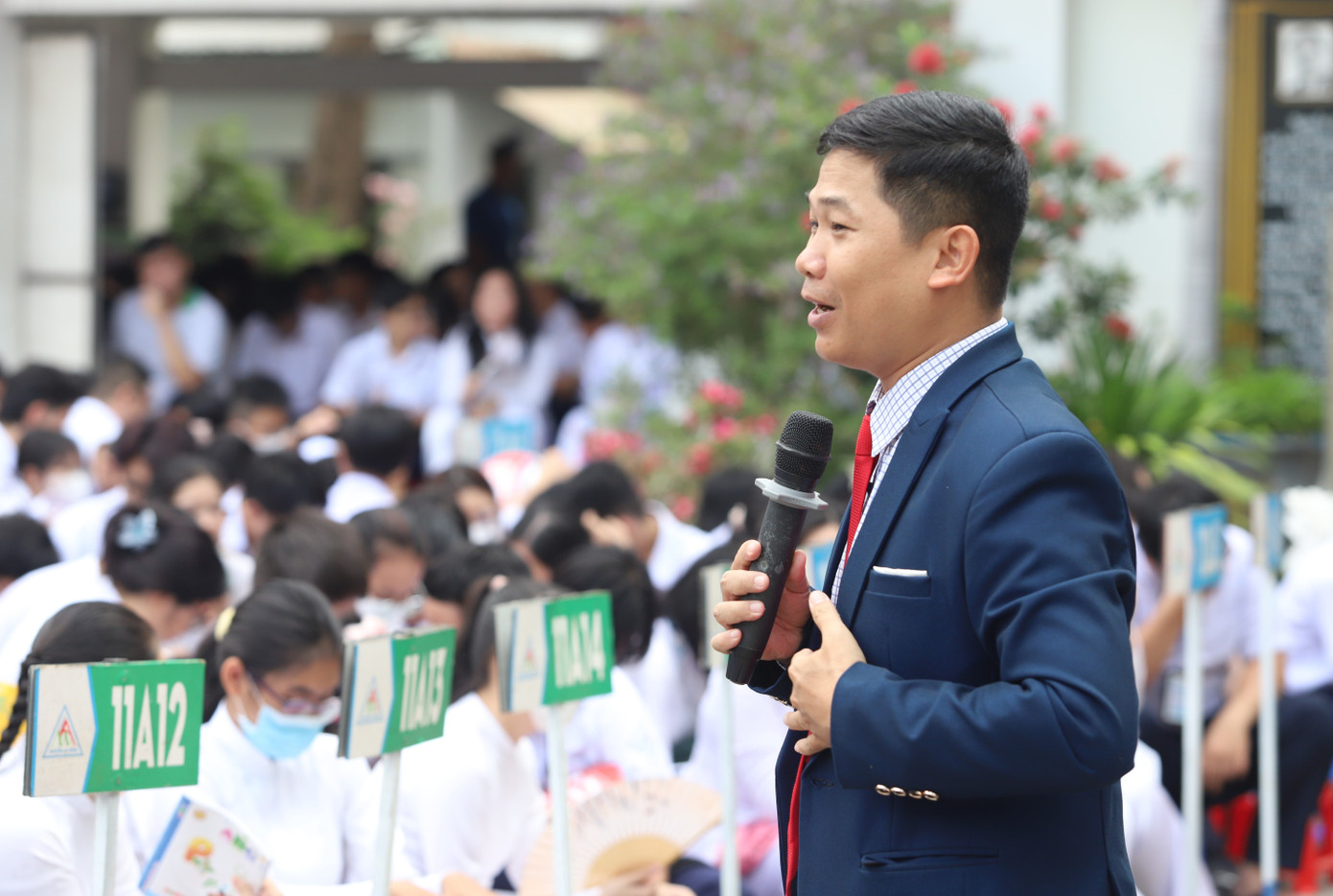 TS Trịnh Viết Then trò chuyện với các em học sinh phổ thông.