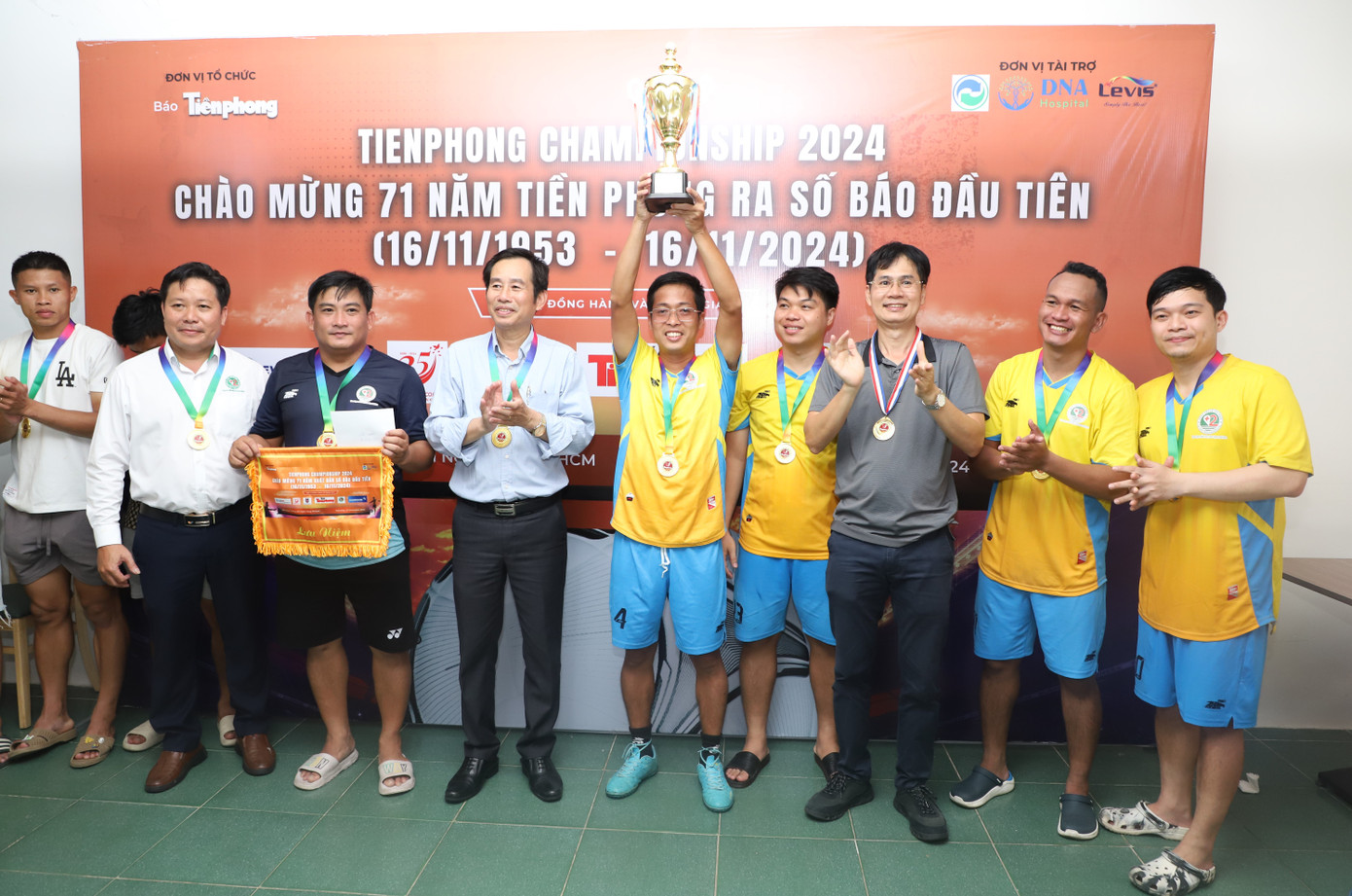 Nhà báo Lý Thành Tâm cùng BSCKII Trần Văn Khanh trao chức vô địch cho đội bóng Bệnh viện Lê Văn Thịnh.