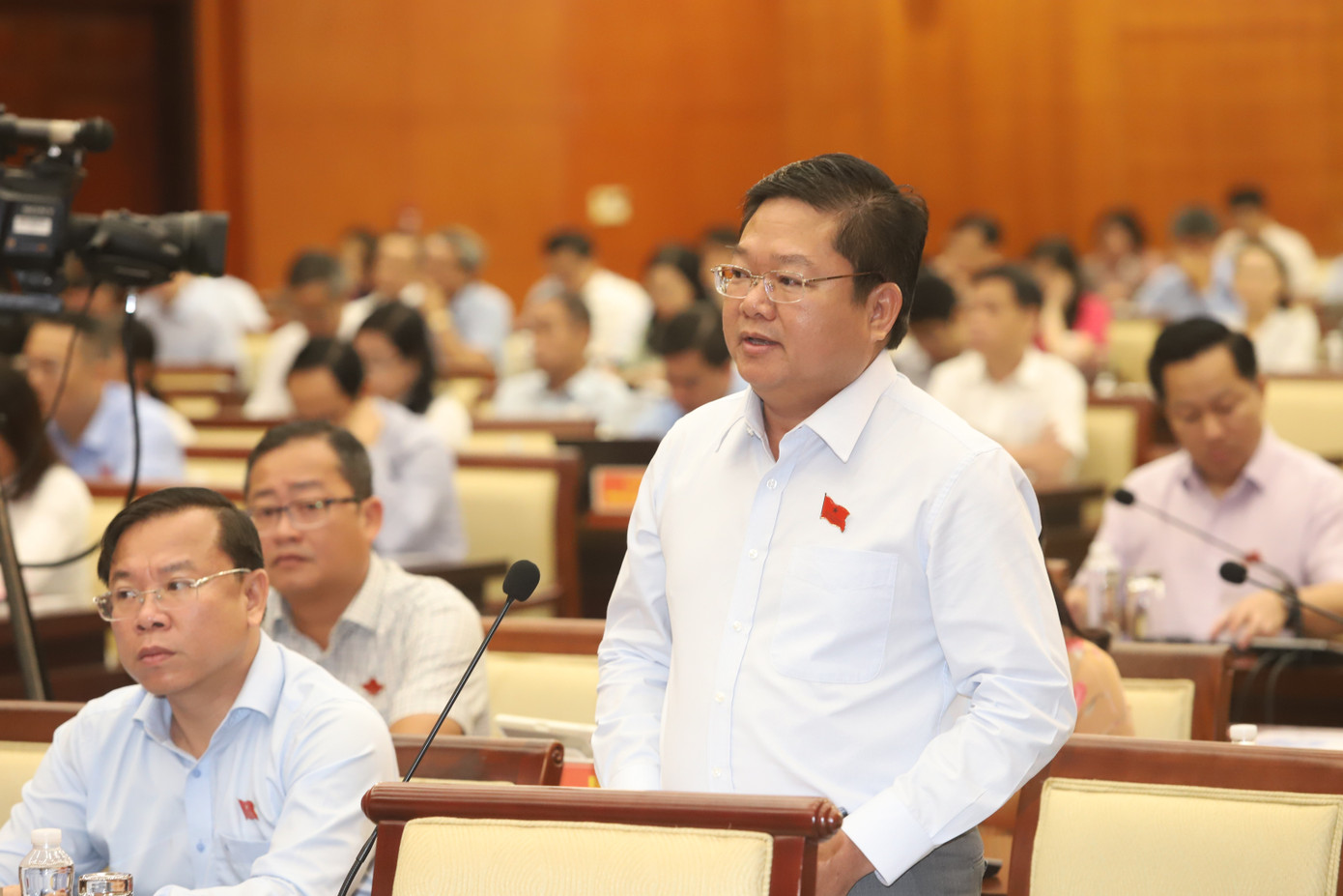 Giám đốc Sở LĐ-TB&amp;XH Lê Văn Thinh thông tin tại phiên thảo luận trong kỳ họp. Ảnh: Ngô Tùng