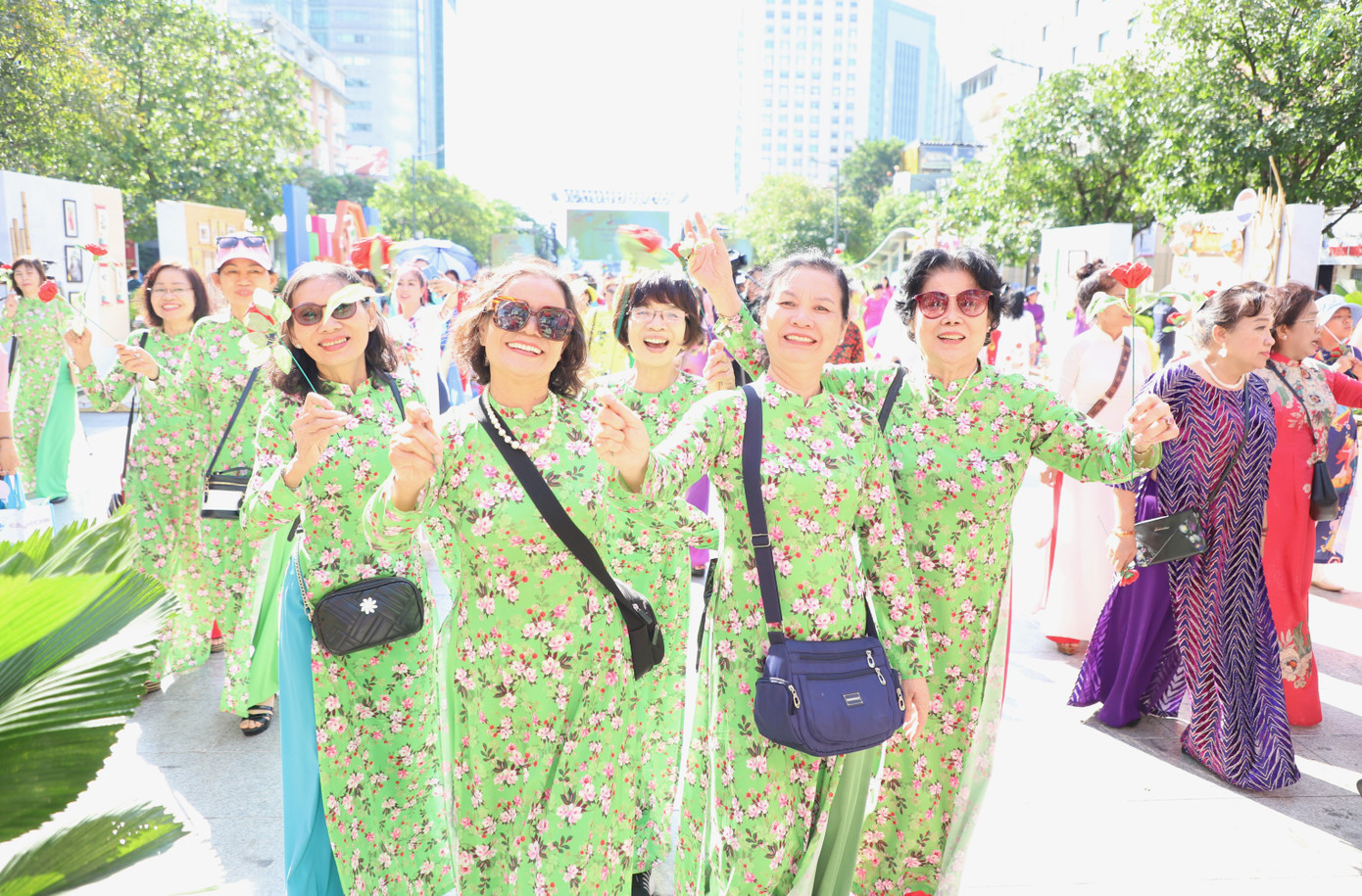 Các cô, các dì rạng rỡ, phấn khởi đón mừng ngày của "phái đẹp".