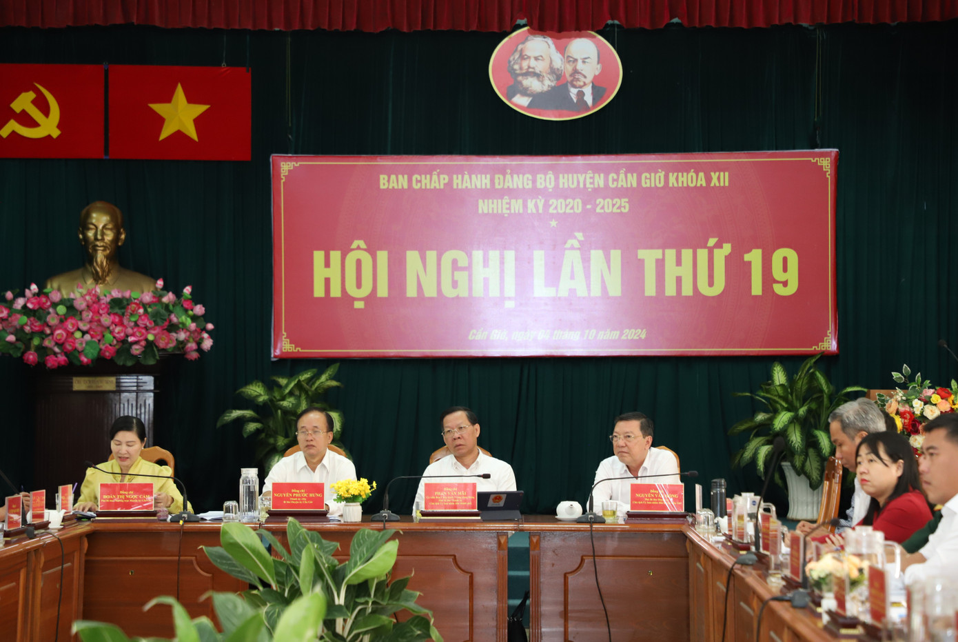 Chủ tịch UBND TPHCM Phan Văn Mãi, Bí thư Huyện ủy Cần Giờ Nguyễn Phước Hưng và Chủ tịch UBND huyện Cần Giờ chủ trì hội nghị. Ảnh: Ngô Tùng.