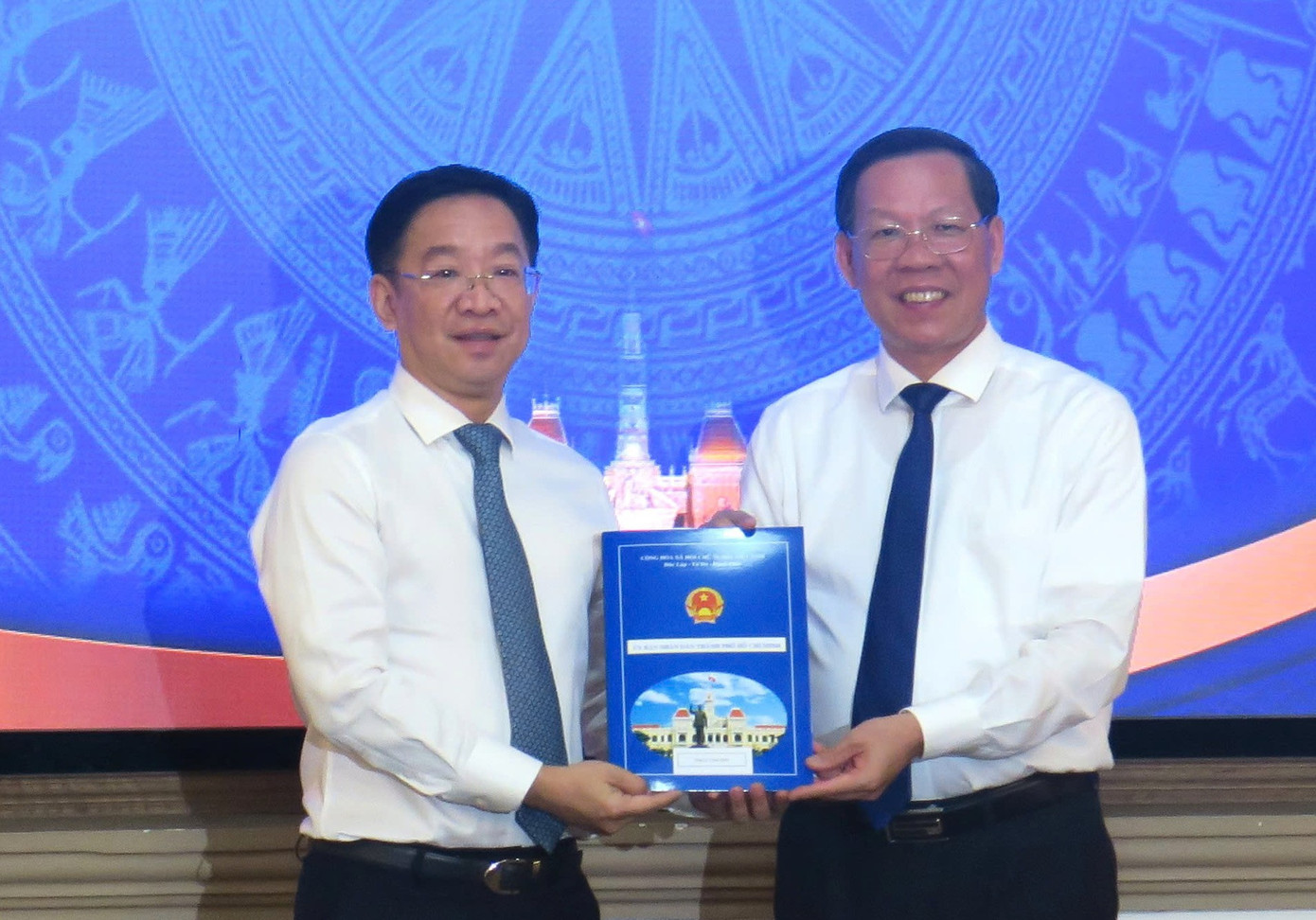 Ông Lê Trần Kiên (trái) nhận quyết định của Chủ tịch UBND TPHCM.