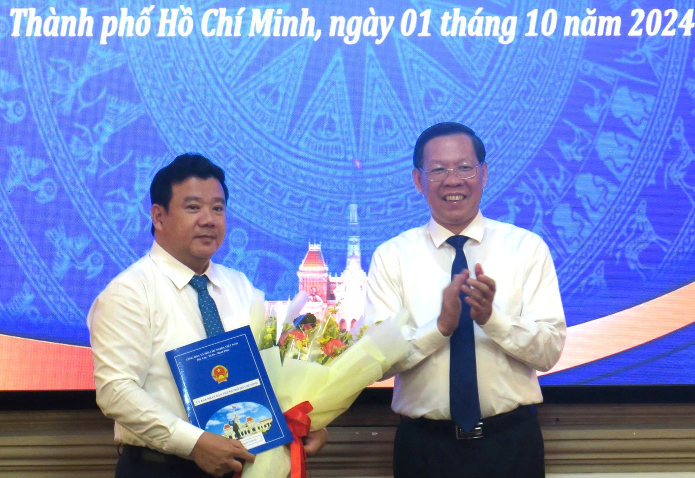 Chủ tịch UBND TPHCM Phan Văn Mãi trao quyết định cho ông Nguyễn Trần Phú.