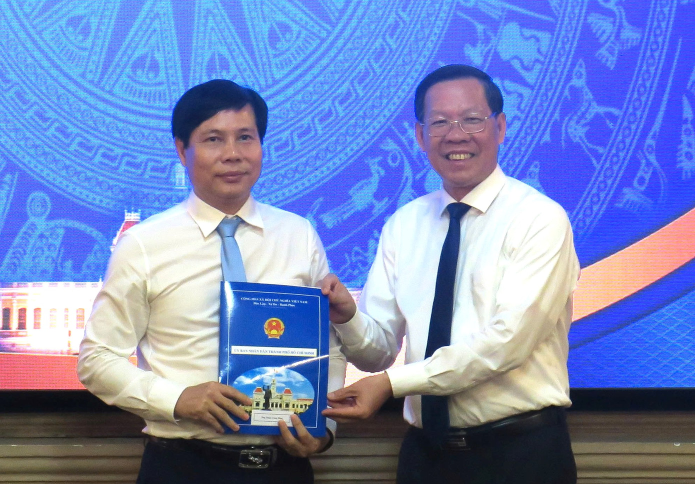 Ông Phan Công Bằng (trái) nhận quyết định.