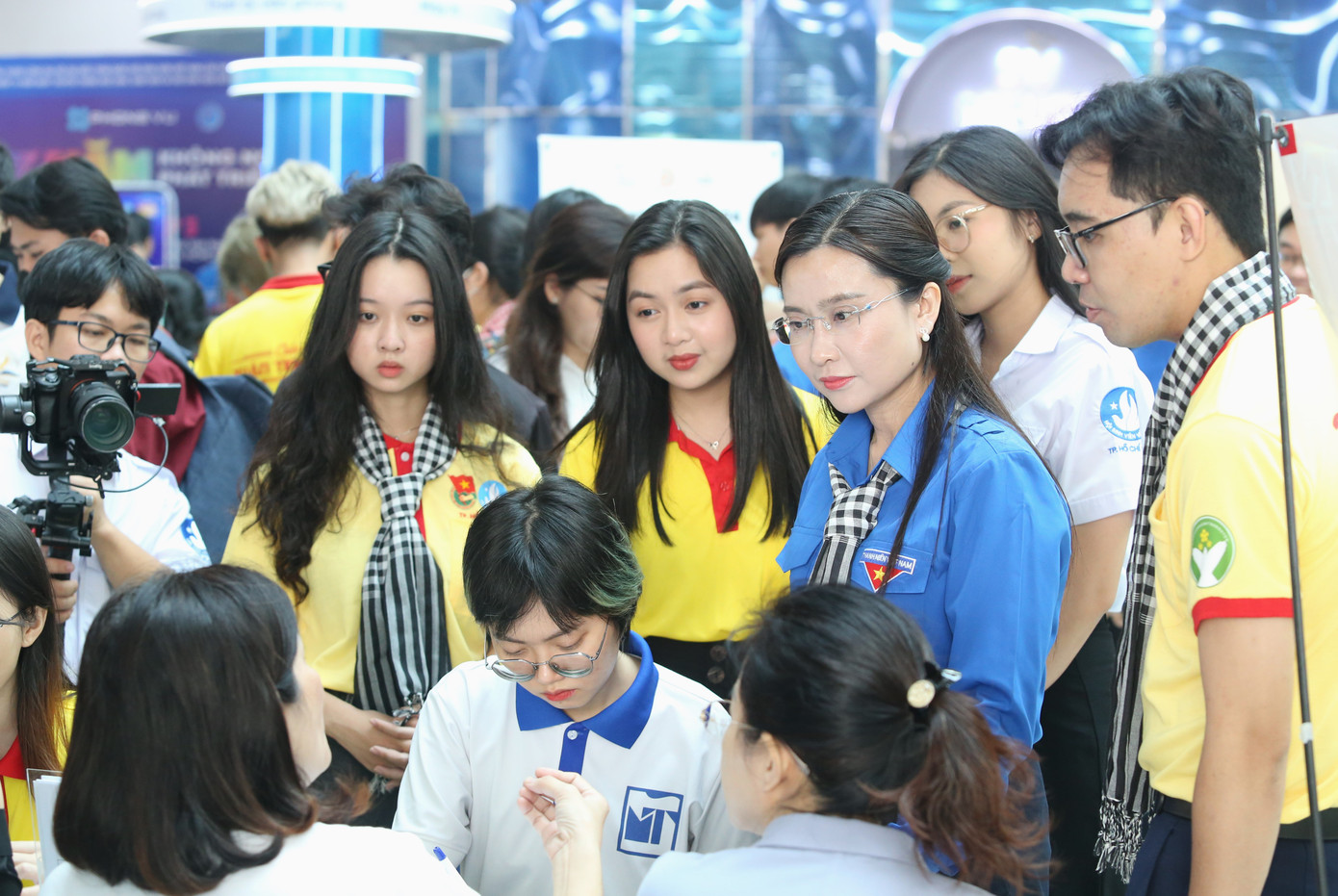 Lãnh đạo T.Ư Đoàn nghe giới thiệu hoạt động hướng nghiệp, hỗ trợ việc làm sinh viên tại ngày hội.