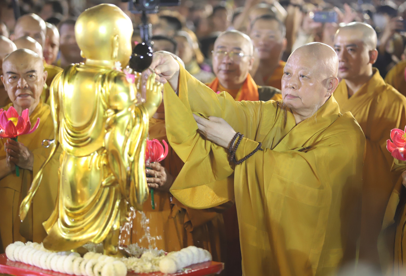 Ngay sau khi các đoàn kiệu hoa rước lễ về đến Việt Nam Quốc tự, Hòa thượng Thích Lệ Trang cùng các vị tôn đức Ban Trị sự GHPGVN TPHCM thực hiện nghi lễ Mộc dục (tắm Phật) tại khu vực lễ đài chính.