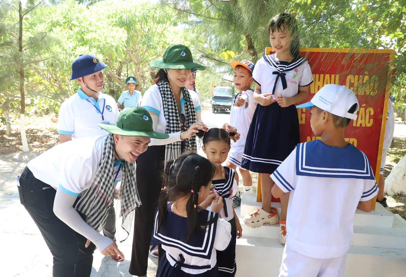 Thành viên đoàn hành trình thăm hỏi, chung vui các hoạt động cùng cán bộ, chiến sĩ và nhân dân các trên các đảo. Thành viên đoàn hành trình thăm hỏi, chung vui các hoạt động cùng cán bộ, chiến sĩ và nhân dân các trên các đảo.