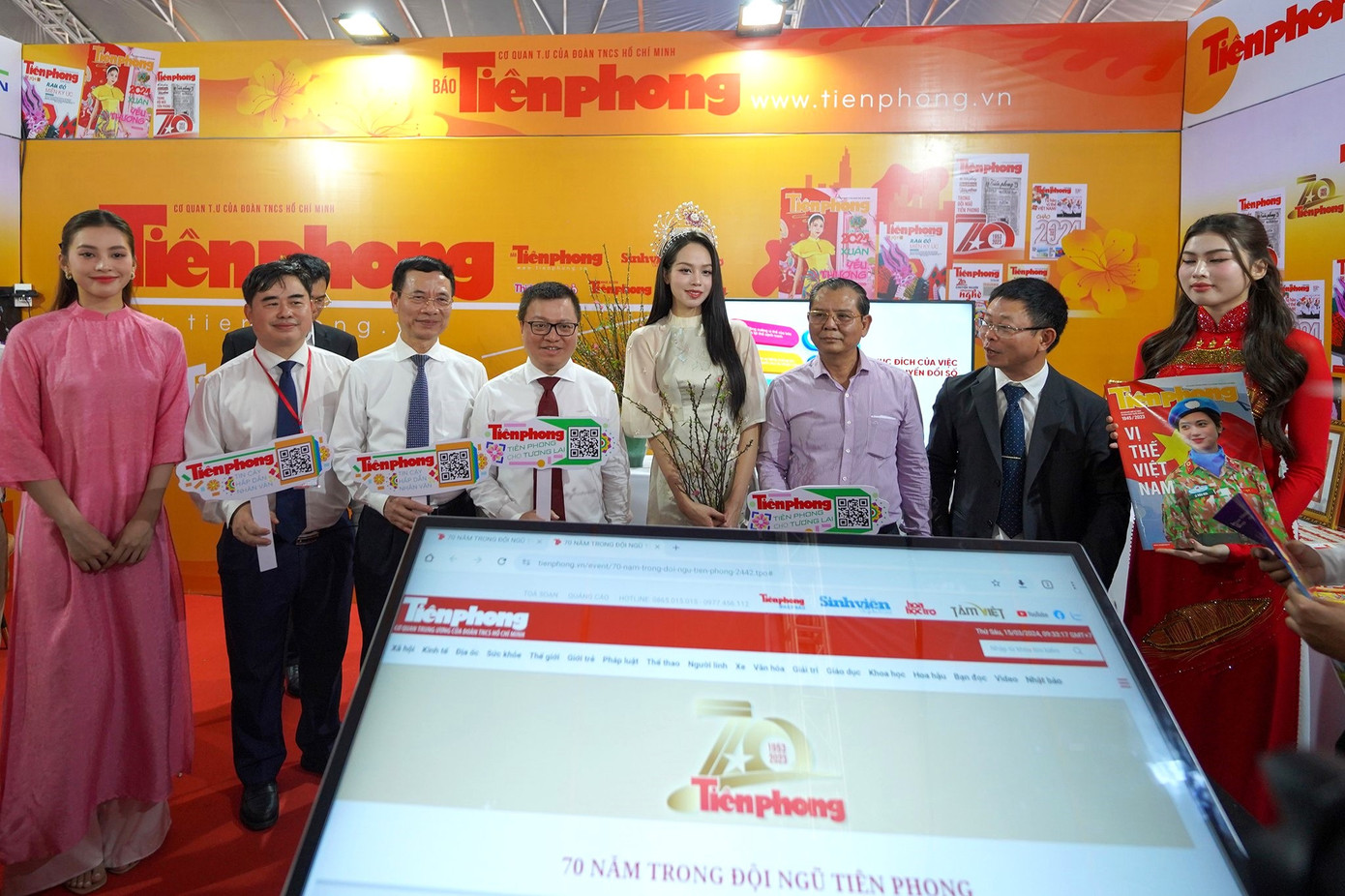 Chủ tịch Hội Nhà báo Việt Nam Lê Quốc Minh cùng Bộ trưởng Bộ Thông tin và Truyền thông Nguyễn Mạnh Hùng cùng lãnh đạo bộ ngành Trung ương thăm gian trưng bày của Báo Tiền Phong. Ảnh: Phạm Nguyễn.