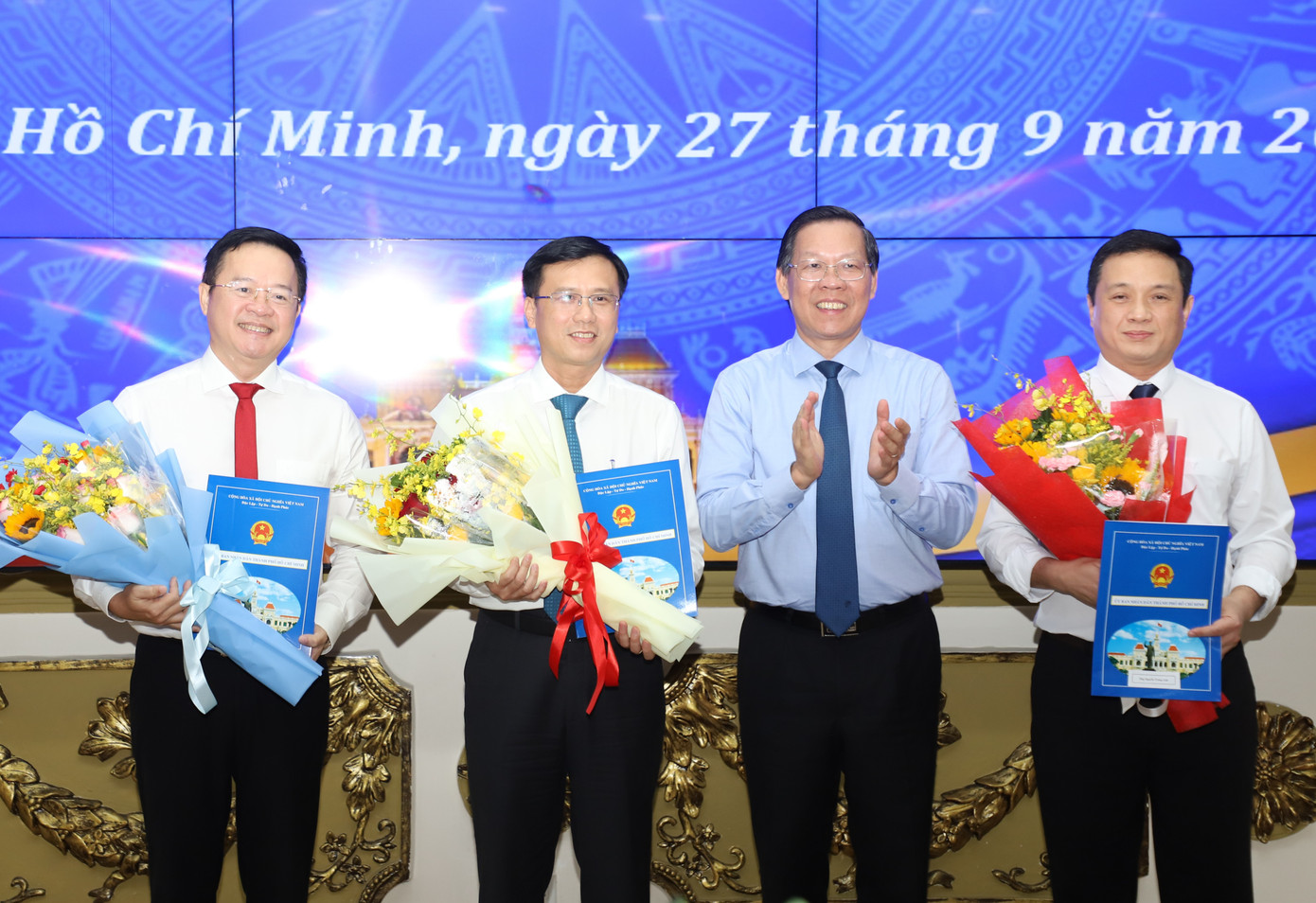 Chủ tịch UBND TPHCM trao quyết định điều động, bổ nhiệm đối với các ông: Đinh Khắc Huy (bìa trái), Nguyễn Minh Nhựt (giữa) và ông Nguyễn Trung Anh.
