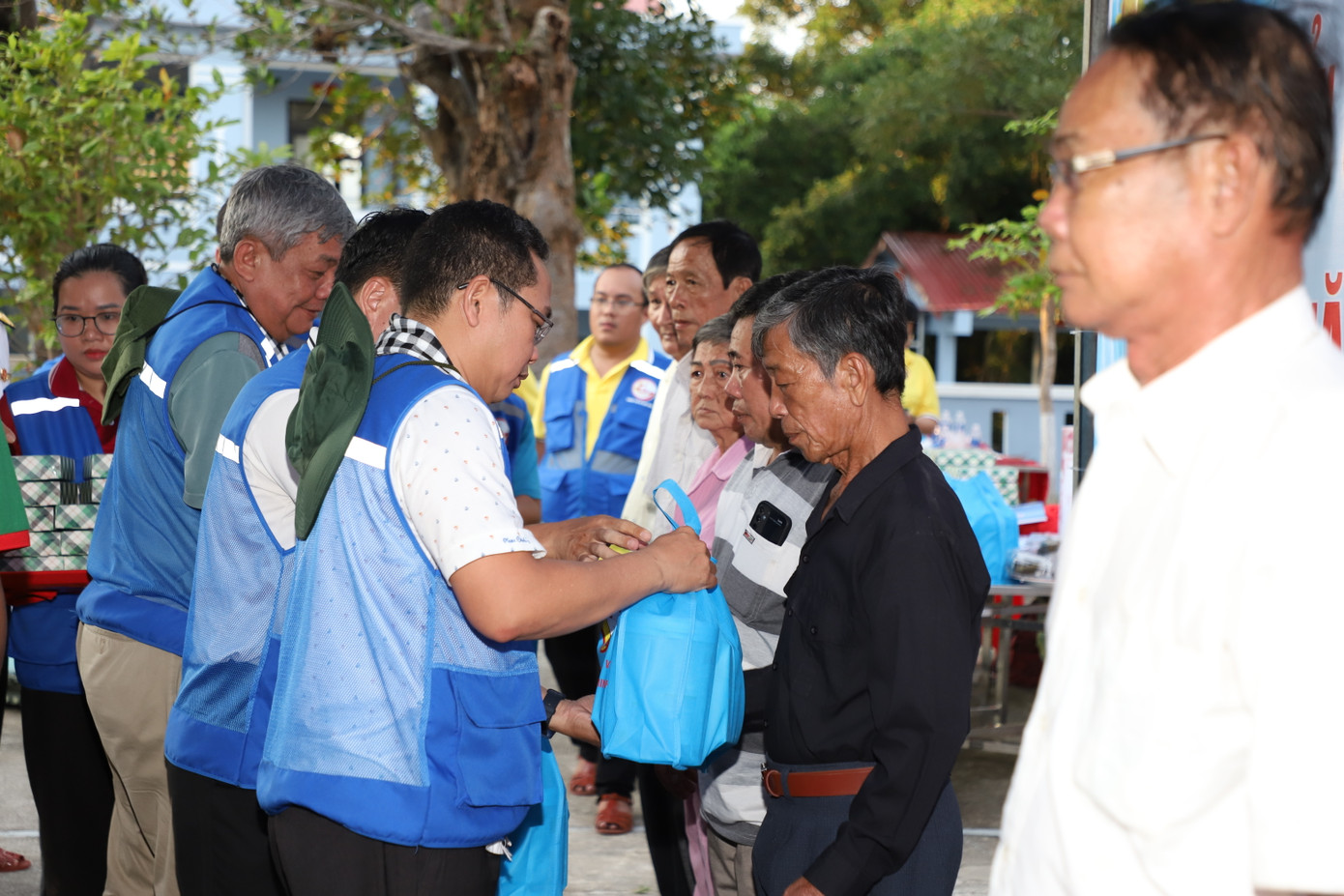 Đảng bộ, chính quyền và nhân dân TPHCM trao gửi tình cảm ấm áp đến cán bộ, chiến sĩ và nhân dân trên đảo Thổ Chu.