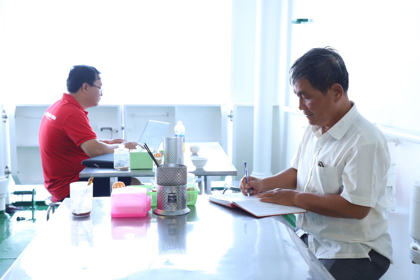 Sau quá trình ghi nhận tại các điểm đảo, khi trở về tàu để tiếp tục hành trình, các nhà báo, văn nghệ sĩ tiếp tục với công việc chuyển tải những tư liệu thô thành những bản thảo đầu tiên. Sau quá trình ghi nhận tại các điểm đảo, khi trở về tàu để tiếp tục hành trình, các nhà báo, văn nghệ sĩ tiếp tục với công việc chuyển tải những tư liệu thô thành những bản thảo đầu tiên.