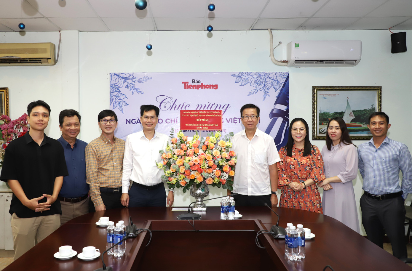 Đại diện lãnh đạo TPHCM gửi phần quà chúc mừng tập thể người lao động báo Tiền Phong.