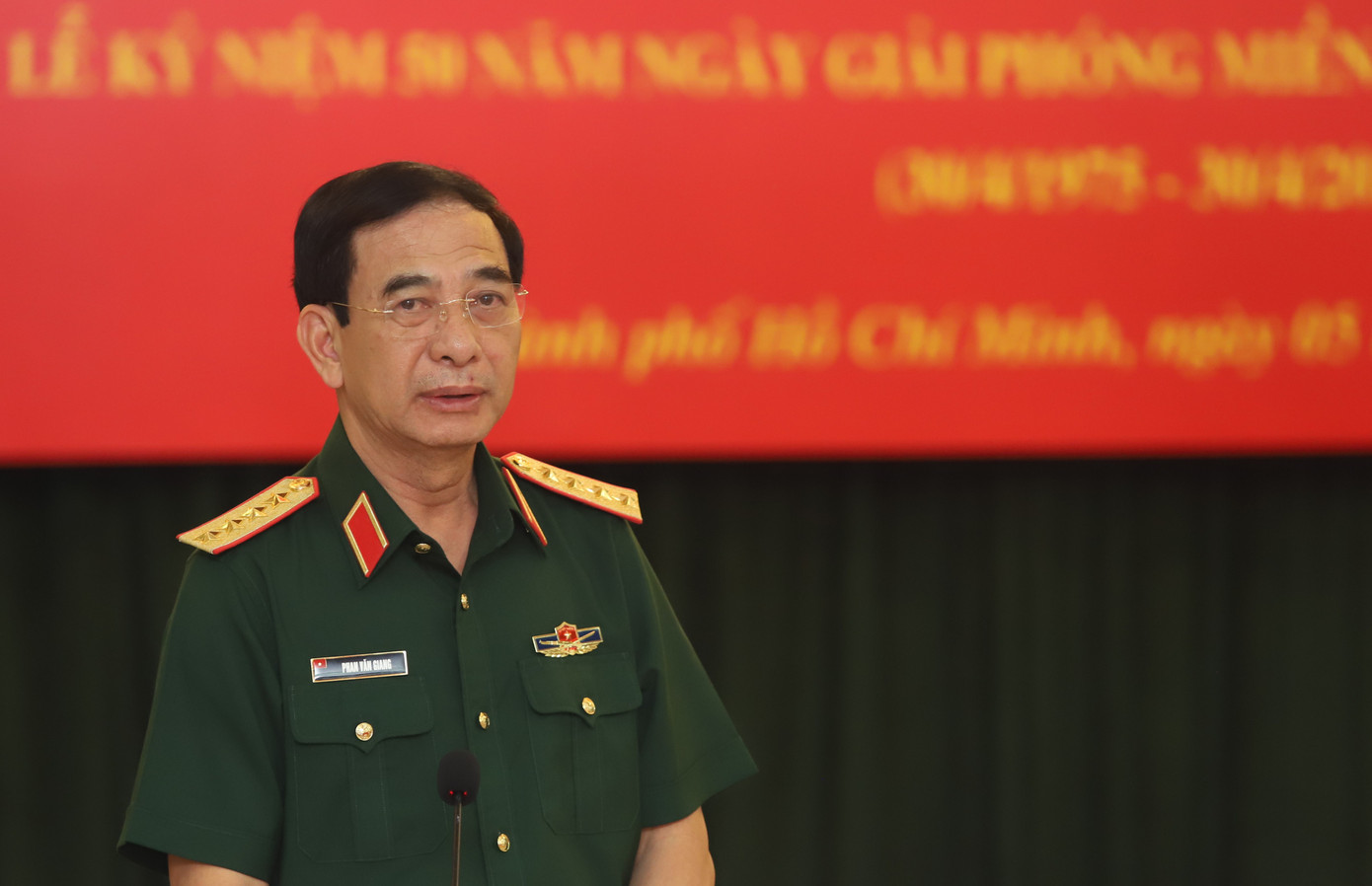 Lãnh đạo Bộ Quốc phòng trao đổi tại buổi làm việc.