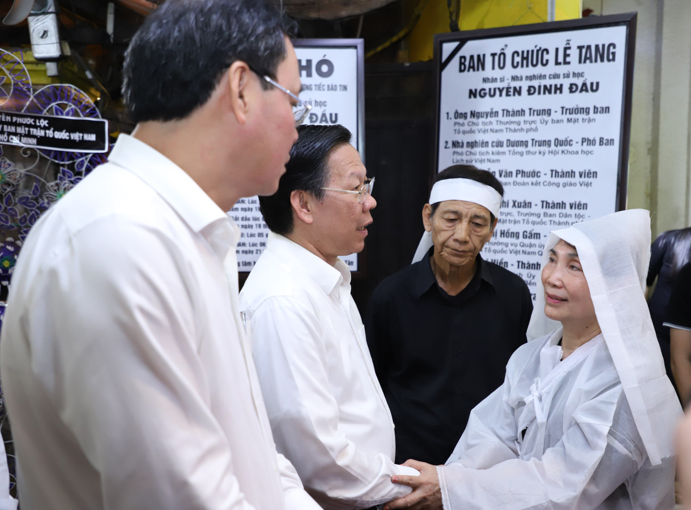 Chủ tịch UBND TPHCM Phan Văn Mãi chia sẻ với con gái cụ Nguyễn Đình Đầu. Chủ tịch UBND TPHCM Phan Văn Mãi chia sẻ với con gái cụ Nguyễn Đình Đầu.