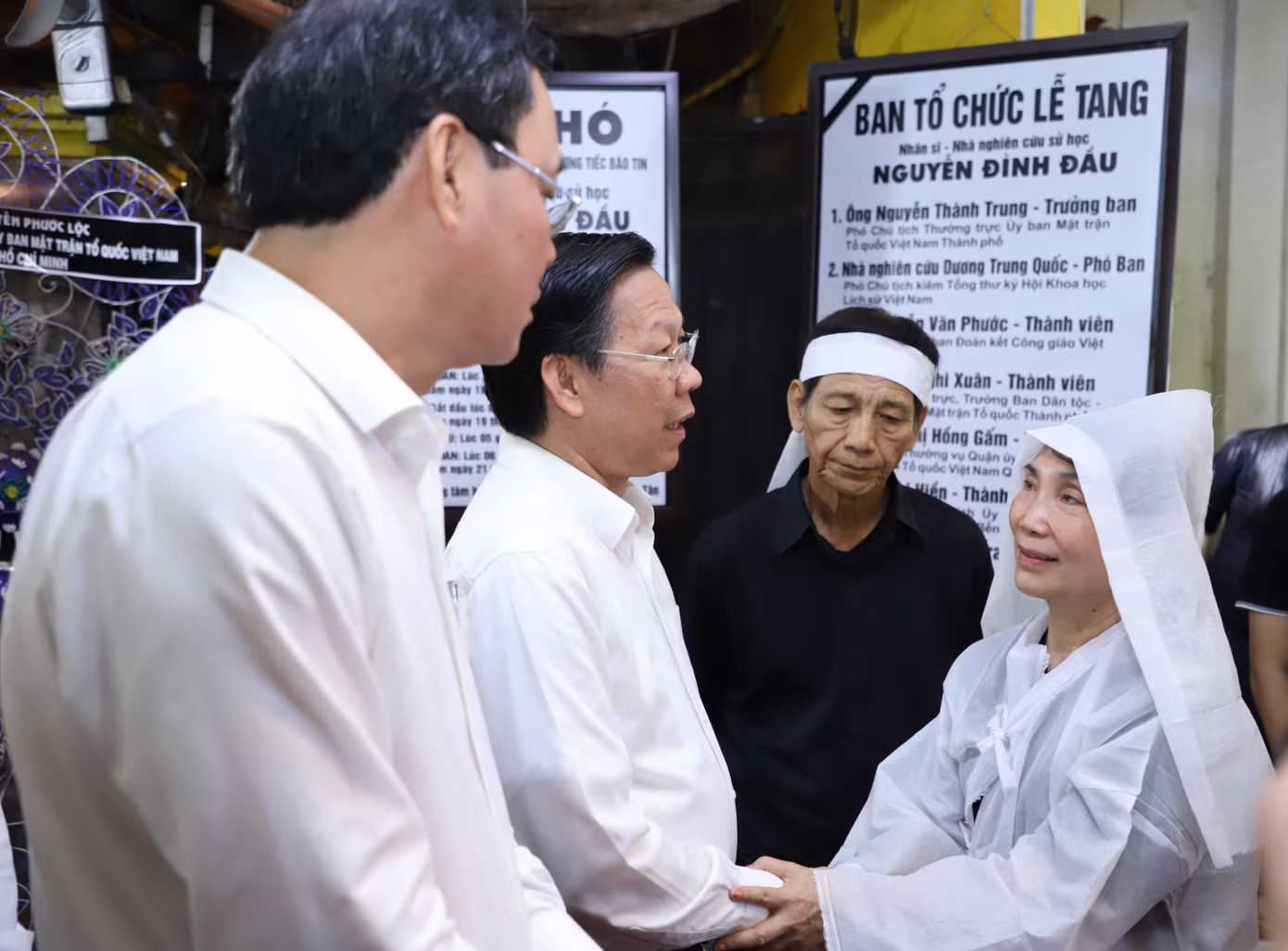 Chủ tịch UBND TPHCM Phan Văn Mãi chia sẻ với con gái cụ Nguyễn Đình Đầu.