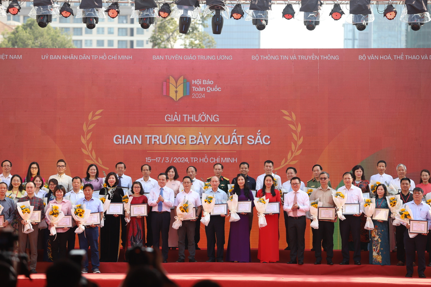 Phó Thủ tướng Trần Lưu Quang và Chủ tịch Hội Nhà báo Việt Nam Lê Quốc Minh trao giải thưởng cho các cơ quan báo chí đạt giải ở hạng mục Gian trưng bày xuất sắc. Phó Thủ tướng Trần Lưu Quang và Chủ tịch Hội Nhà báo Việt Nam Lê Quốc Minh trao giải thưởng cho các cơ quan báo chí đạt giải ở hạng mục Gian trưng bày xuất sắc.