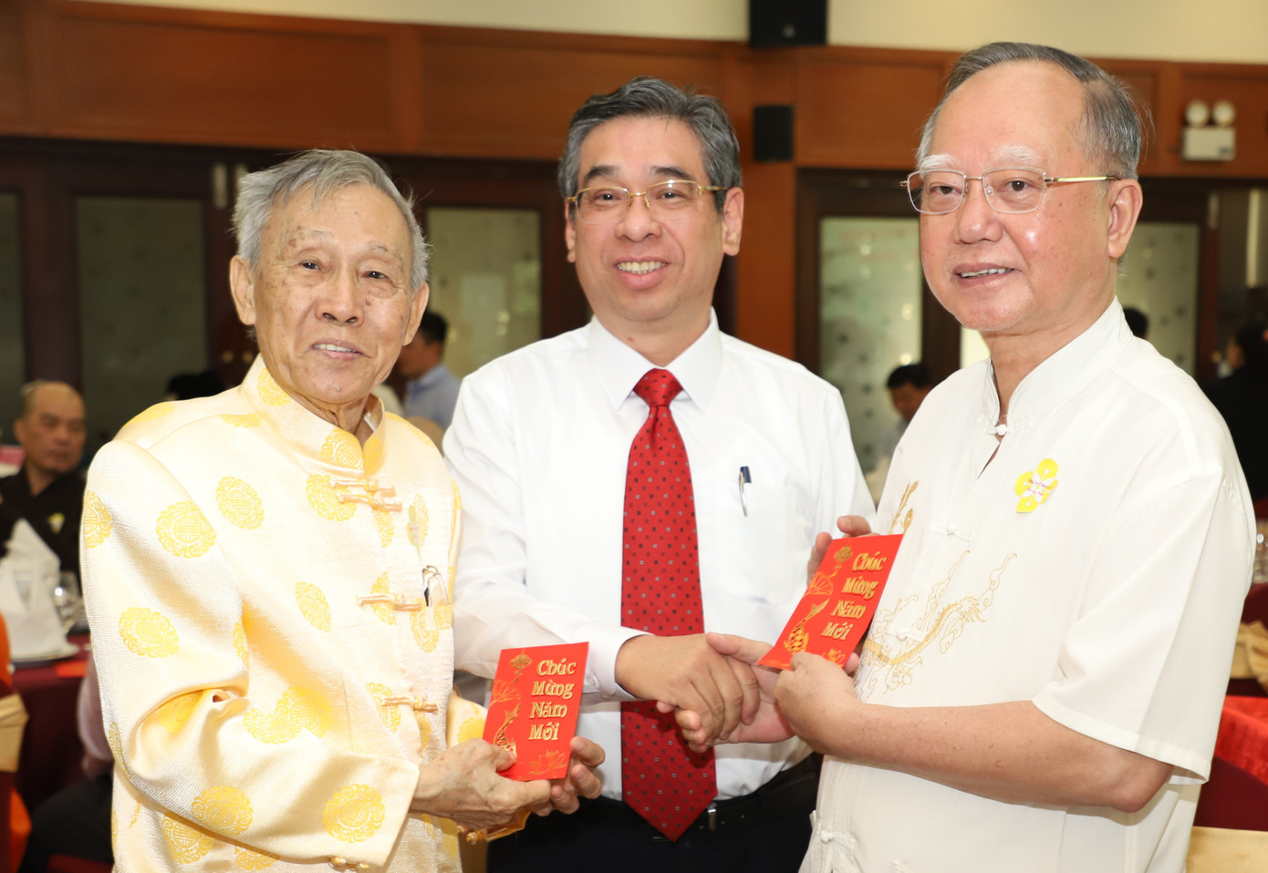 Lãnh đạo TPHCM trao lì xì đầu năm mới đến các đại biểu đồng bào DTTS.