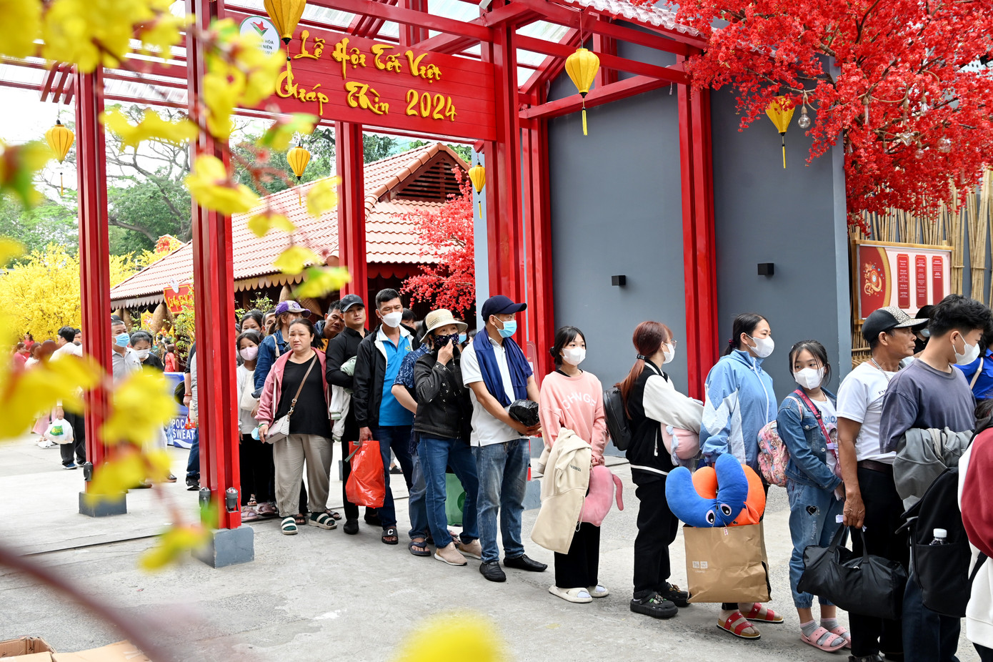 Hàng nghìn thanh niên công nhân, người lao động trở về quê nhà đón Tết trên các chuyến xe nghĩa tình.